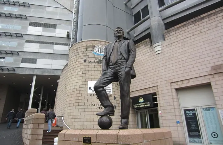 Tượng đài Sir Bobby Robson, một biểu tượng của Newcastle United, bên ngoài sân vận động