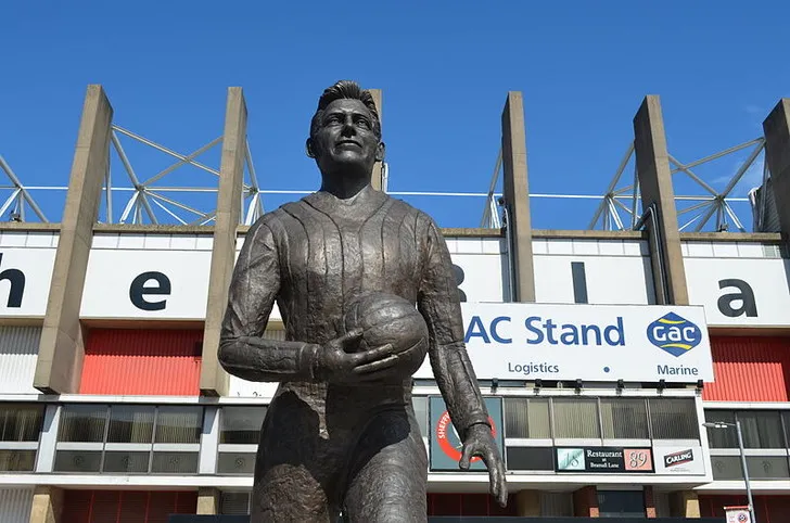 Tượng Joe Shaw, cầu thủ có số lần ra sân kỷ lục cho Sheffield United tại sân Bramall Lane