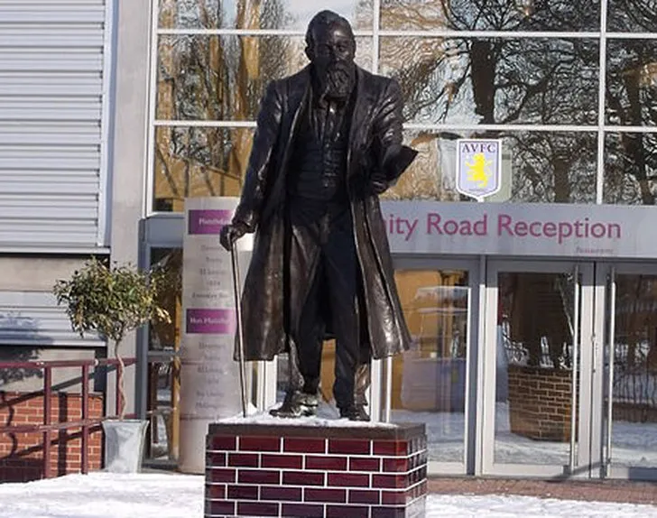Tượng William McGregor bên ngoài khán đài Trinity Road Stand