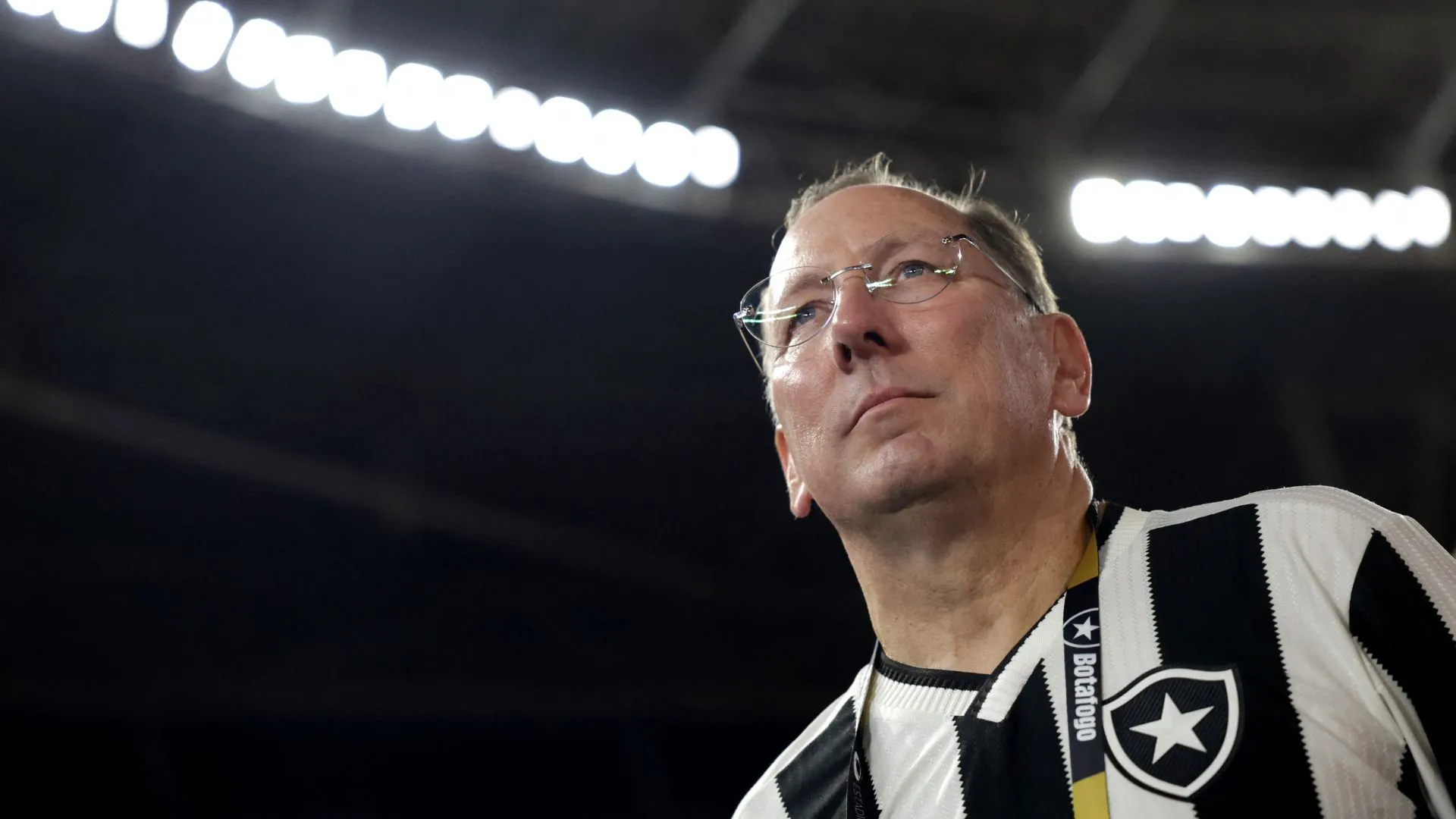Tỷ phú John Textor, người được liên kết mua Sheffield Wednesday, mặc áo CLB Botafogo