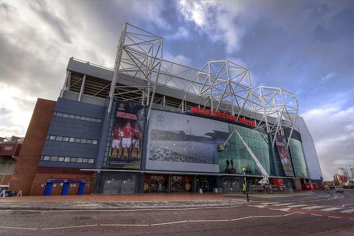 Vẻ ngoài uy nghi của sân vận động Old Trafford dưới ánh nắng