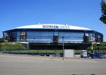 Veltins-Arena rực rỡ dưới ánh nắng và kiến trúc mái che độc đáo, biểu tượng của Schalke 04