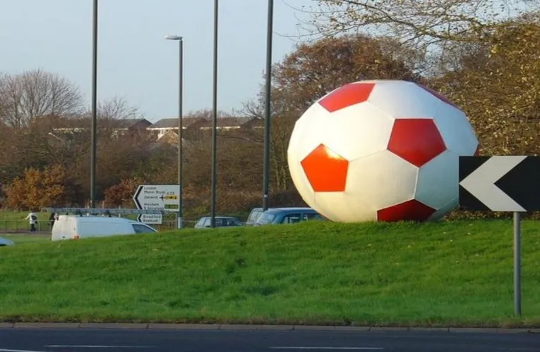 Vòng xuyến bên ngoài sân Broadfield với tác phẩm điêu khắc bóng đá, biểu tượng của Crawley Town