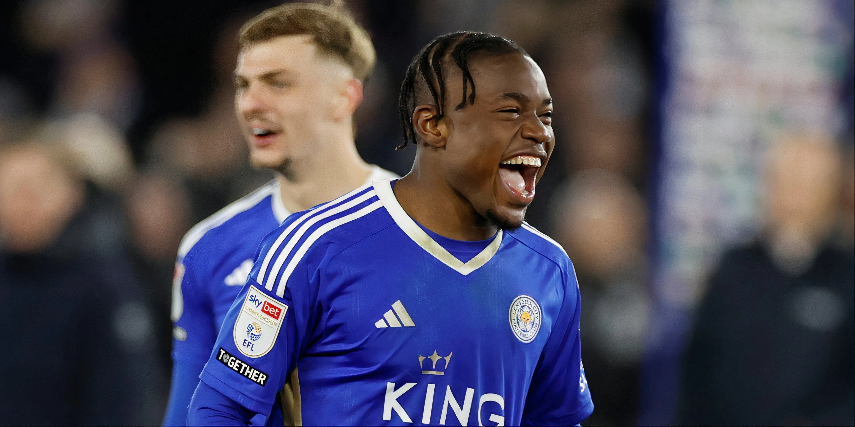 Abdul Fatawu ăn mừng bàn thắng cùng Leicester City.