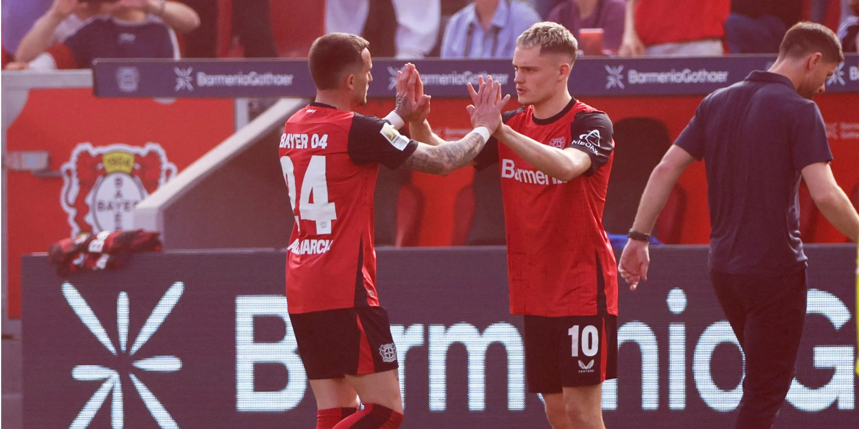 Aleix Garcia rời sân cho Florian Wirtz tại Bayer Leverkusen