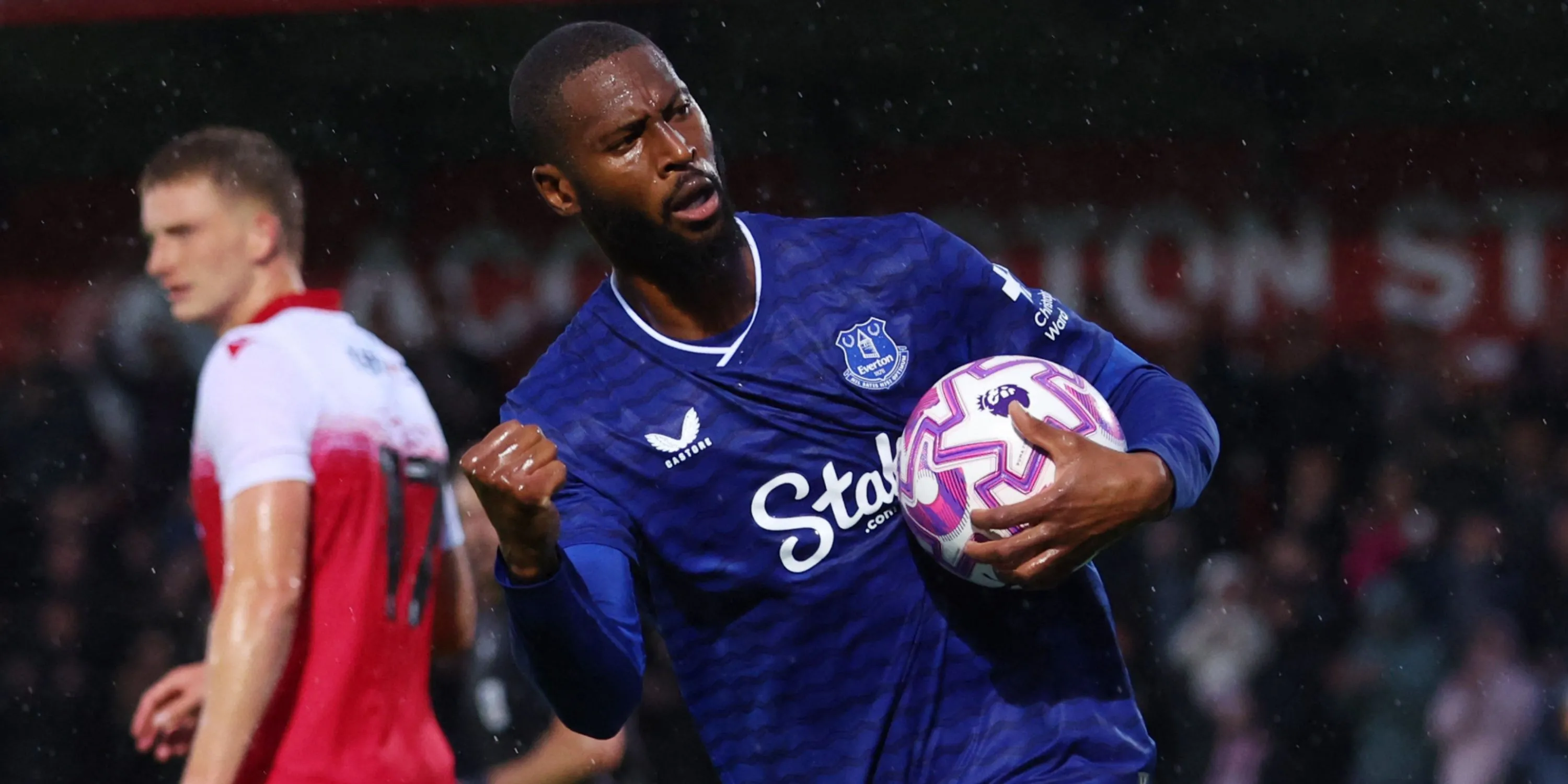 Beto ăn mừng bàn thắng cho Everton, dù phong độ của anh chưa ổn định.
