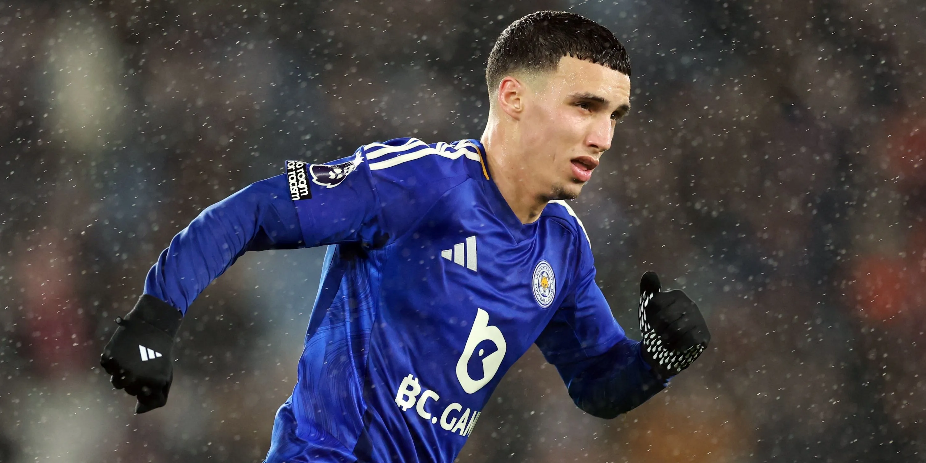 Bilal El Khannouss trong một trận đấu cho Leicester City, thể hiện khả năng sáng tạo và năng động của mình.