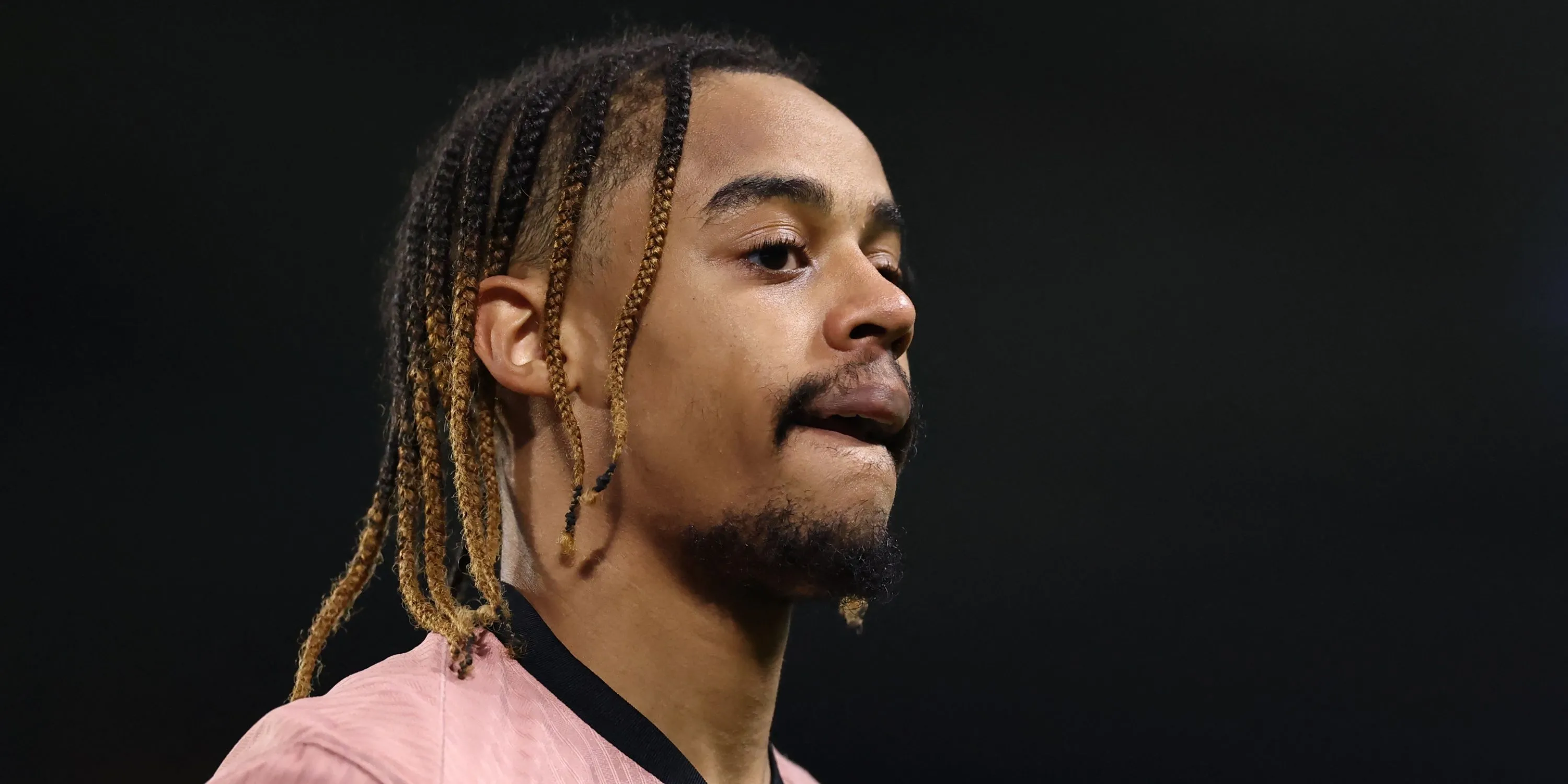 Bradley Barcola trong màu áo PSG trên sân cỏ
