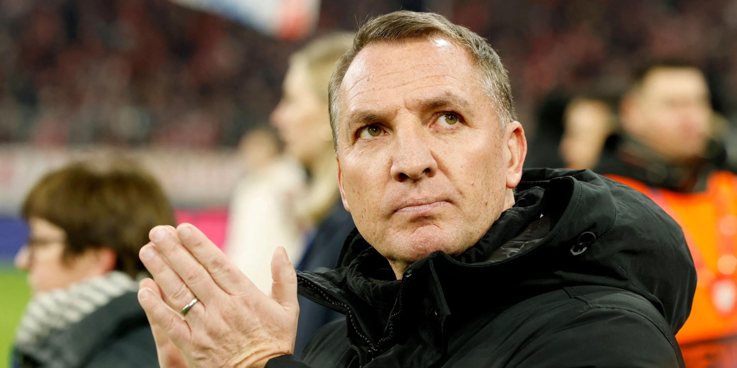 Brendan Rodgers theo dõi trận đấu của Celtic từ băng ghế huấn luyện