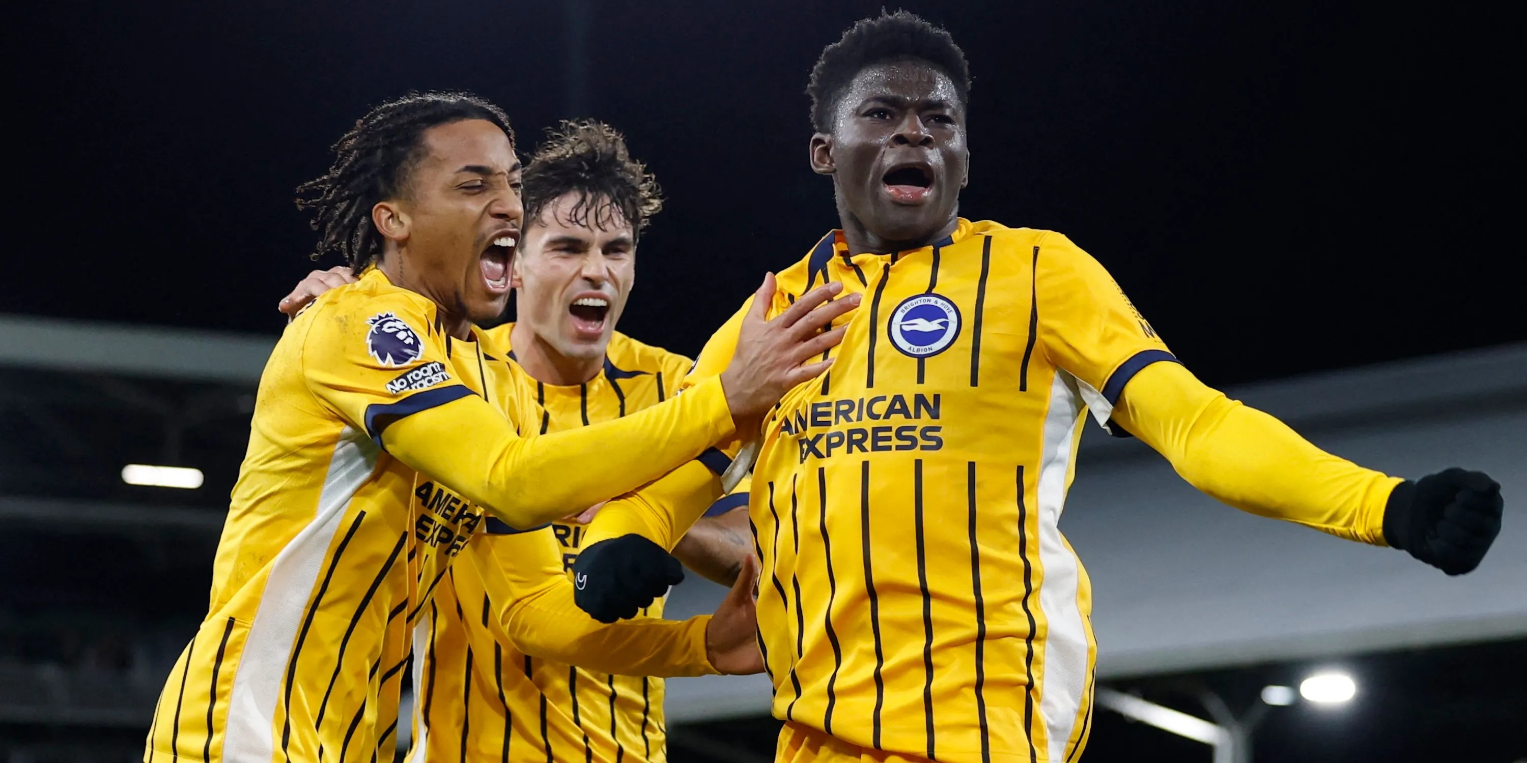 Các cầu thủ Brighton &amp; Hove Albion ăn mừng bàn thắng, trong đó có tiền vệ Matt O'Riley.