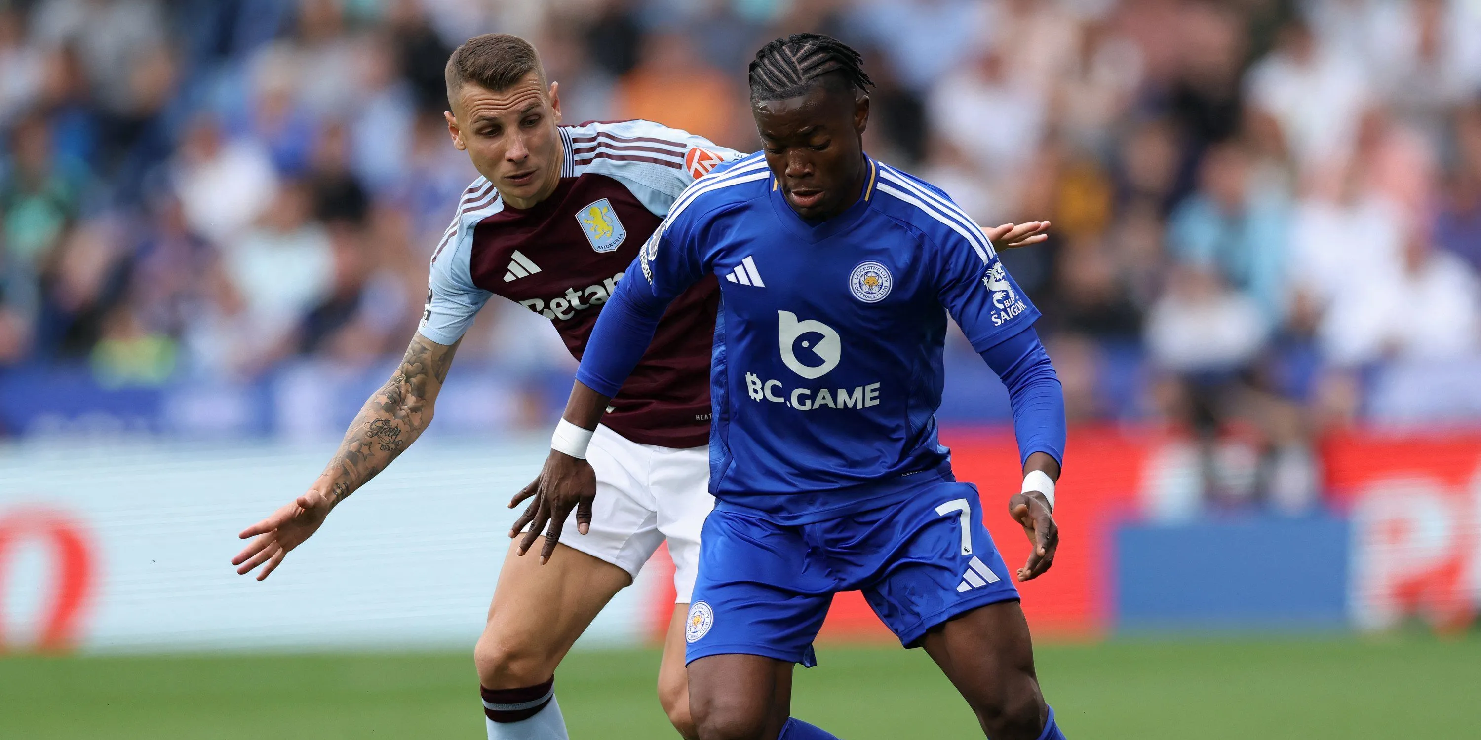 Cầu thủ chạy cánh Abdul Fatawu của Leicester City đang kiểm soát bóng