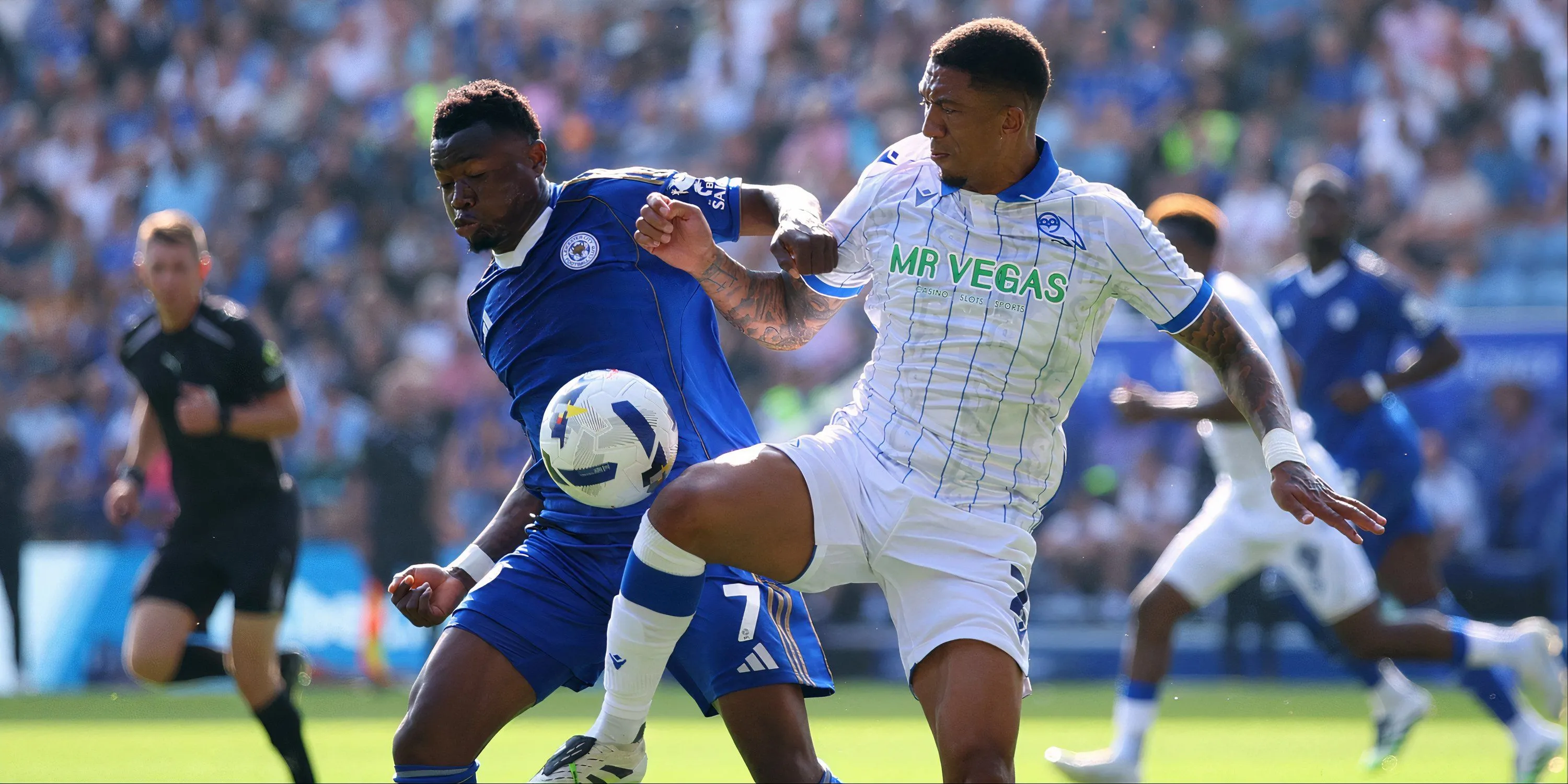 Cầu thủ chạy cánh Abdul Fatawu trong màu áo Leicester City thi đấu tại Championship.