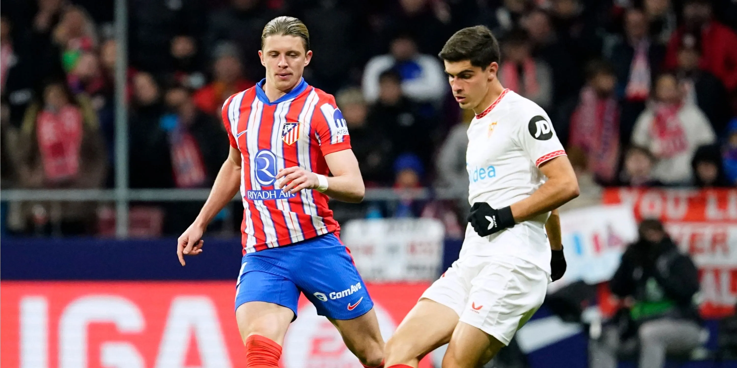 Cầu thủ Juanlu Sanchez của Sevilla trong pha tranh bóng với Conor Gallagher của Atletico Madrid