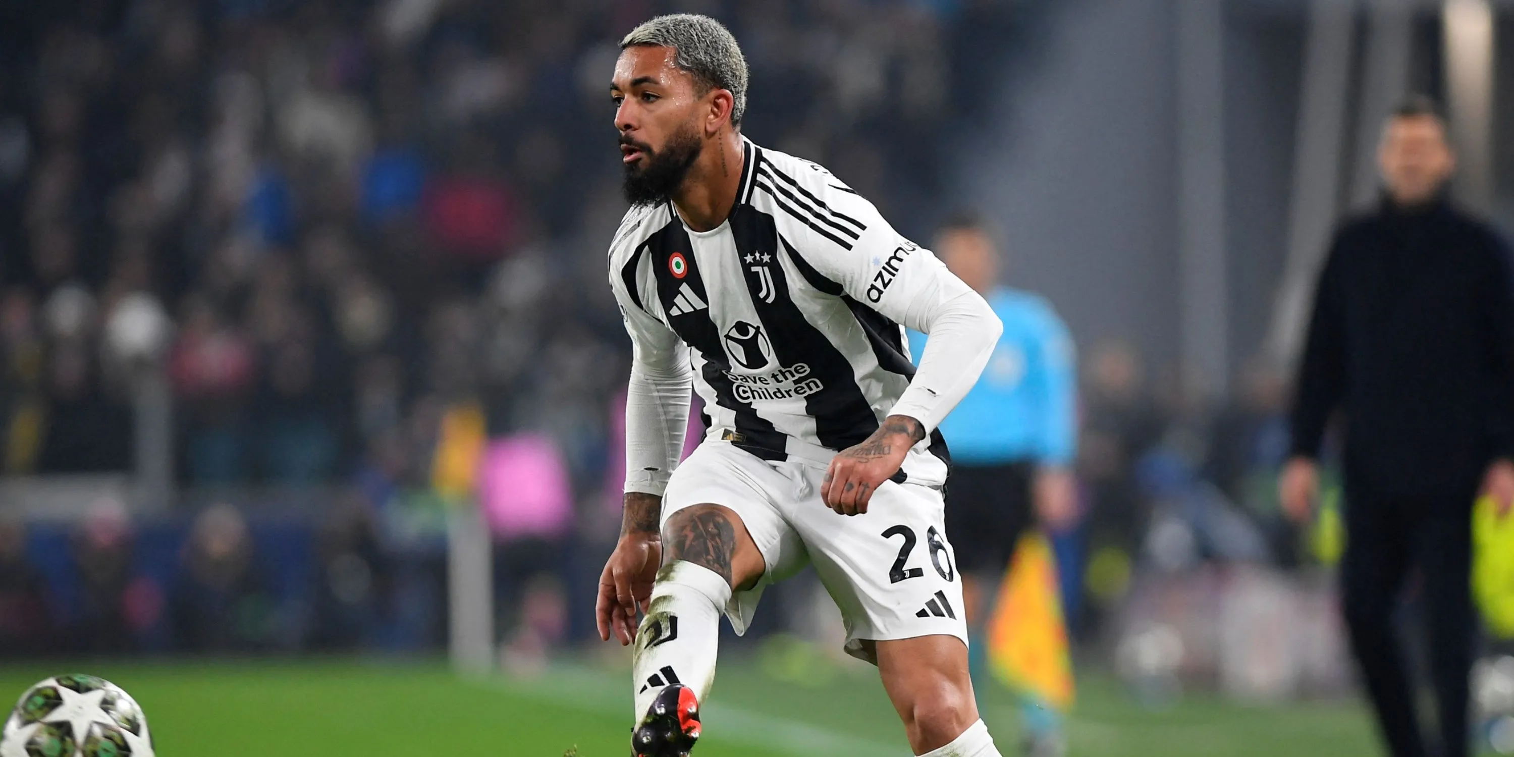 Douglas Luiz của Juventus với khuôn mặt quyết tâm, kiểm soát bóng trong trận đấu tại Champions League.