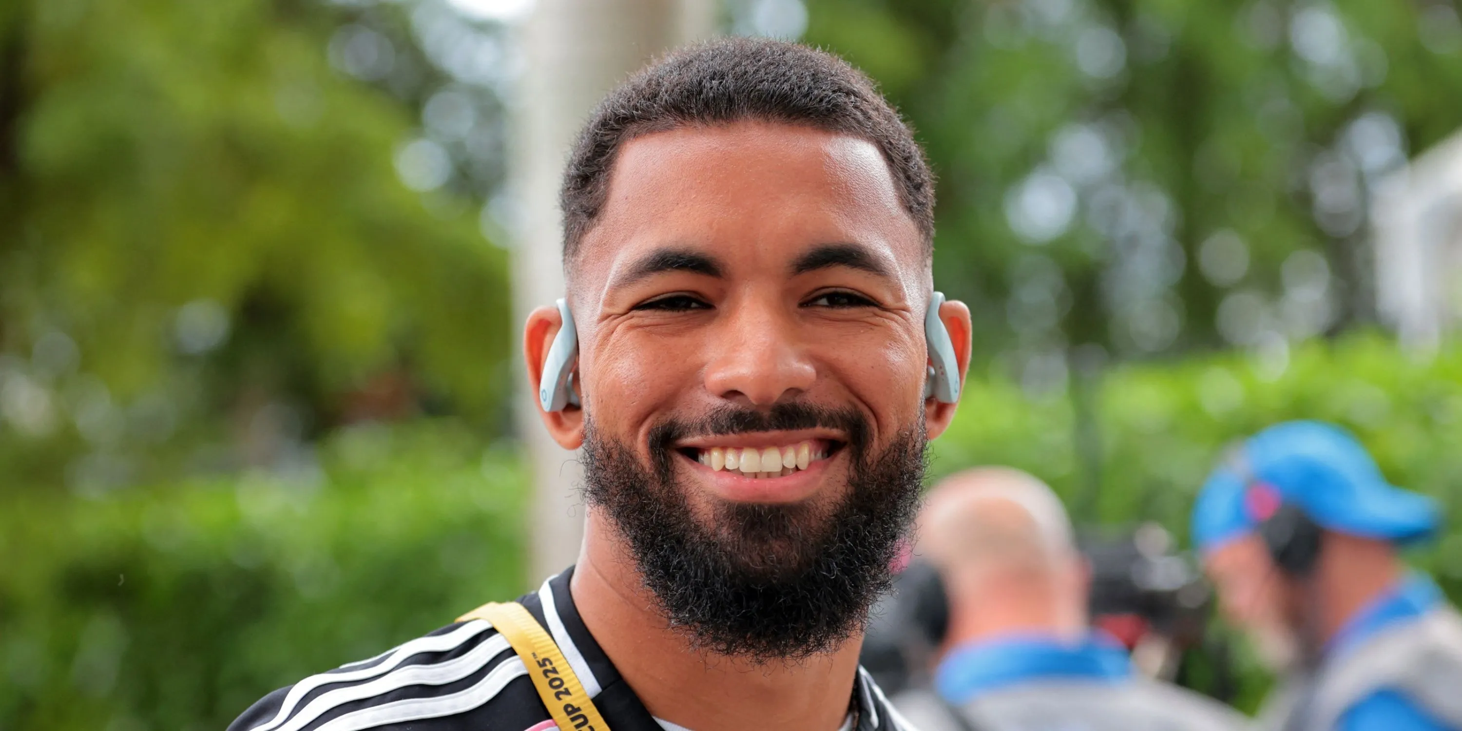 Douglas Luiz trong màu áo Juventus, nhìn xuống sân với vẻ thất vọng sau một trận đấu tại Club World Cup.