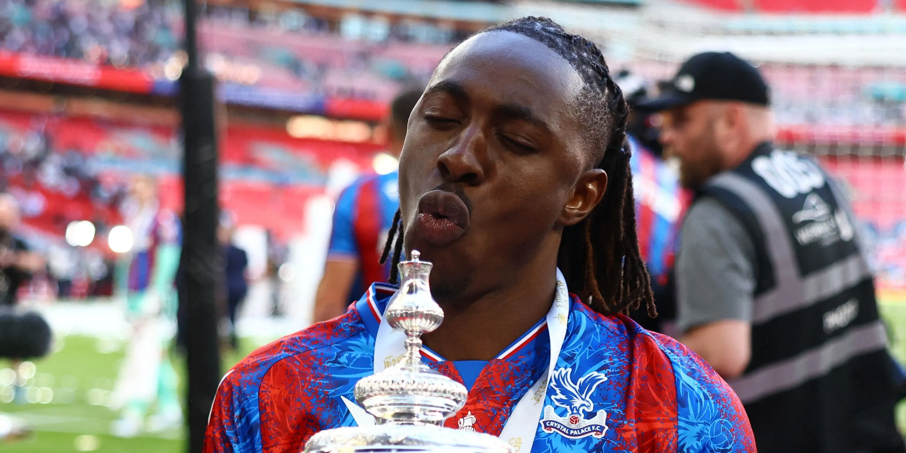Eberechi Eze của Crystal Palace ăn mừng với chiếc cúp sau khi vô địch FA Cup
