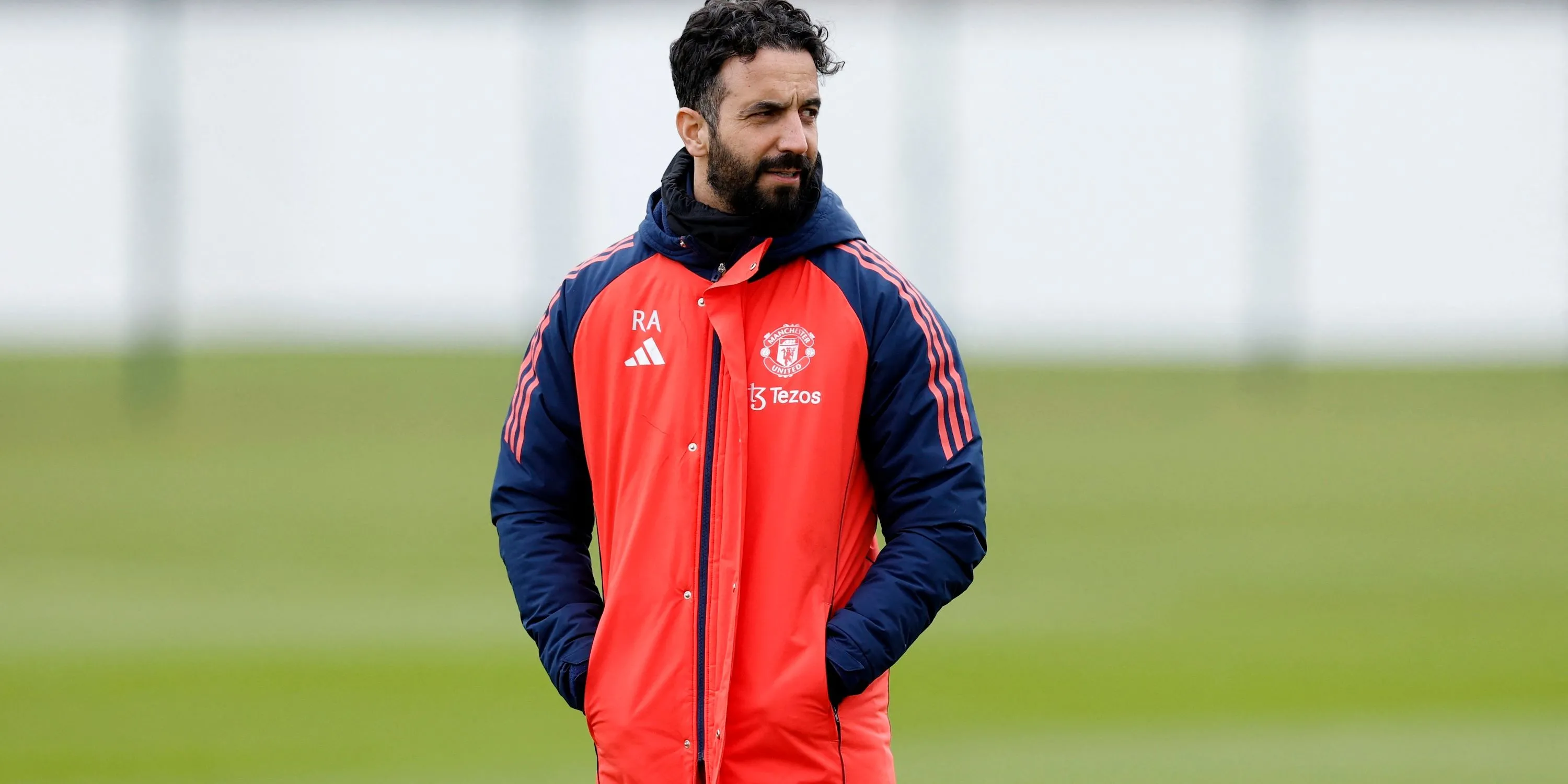 HLV Ruben Amorim chỉ đạo tập luyện tại Manchester United