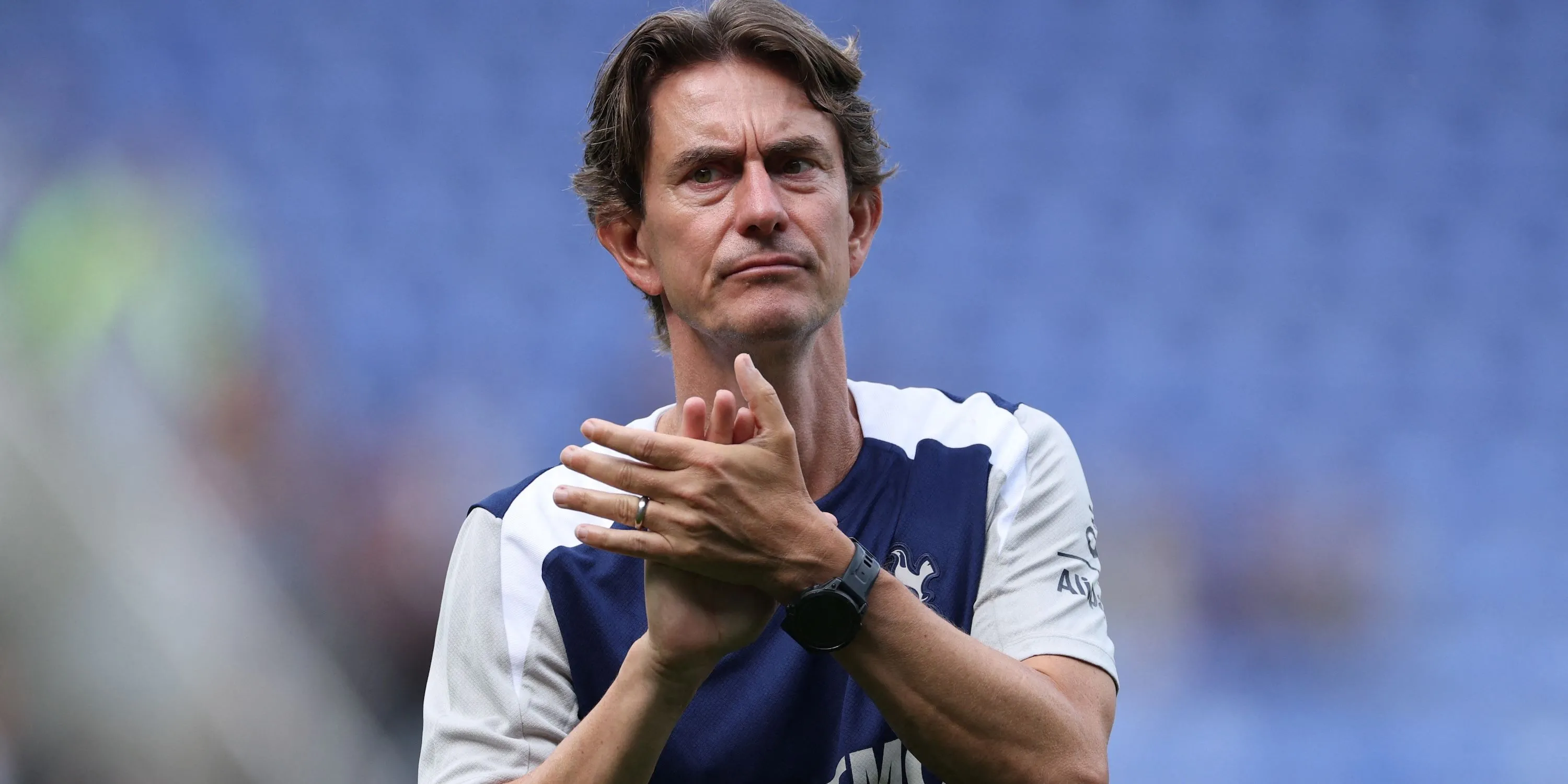 Huấn luyện viên Thomas Frank của Tottenham ăn mừng, thể hiện quyết tâm xây dựng đội hình mạnh mẽ.
