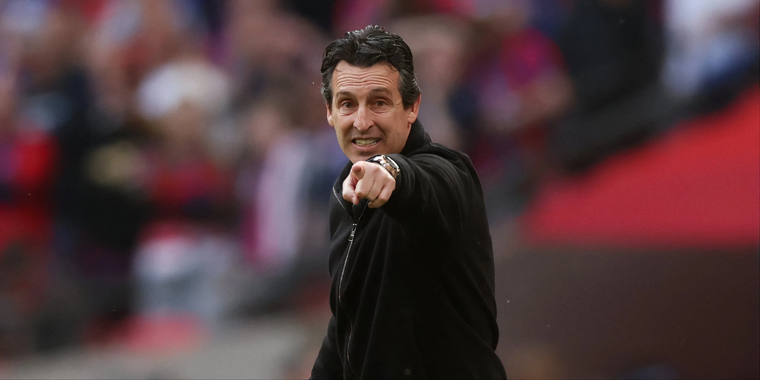 Huấn luyện viên Unai Emery đưa ra chỉ đạo trên sân cỏ