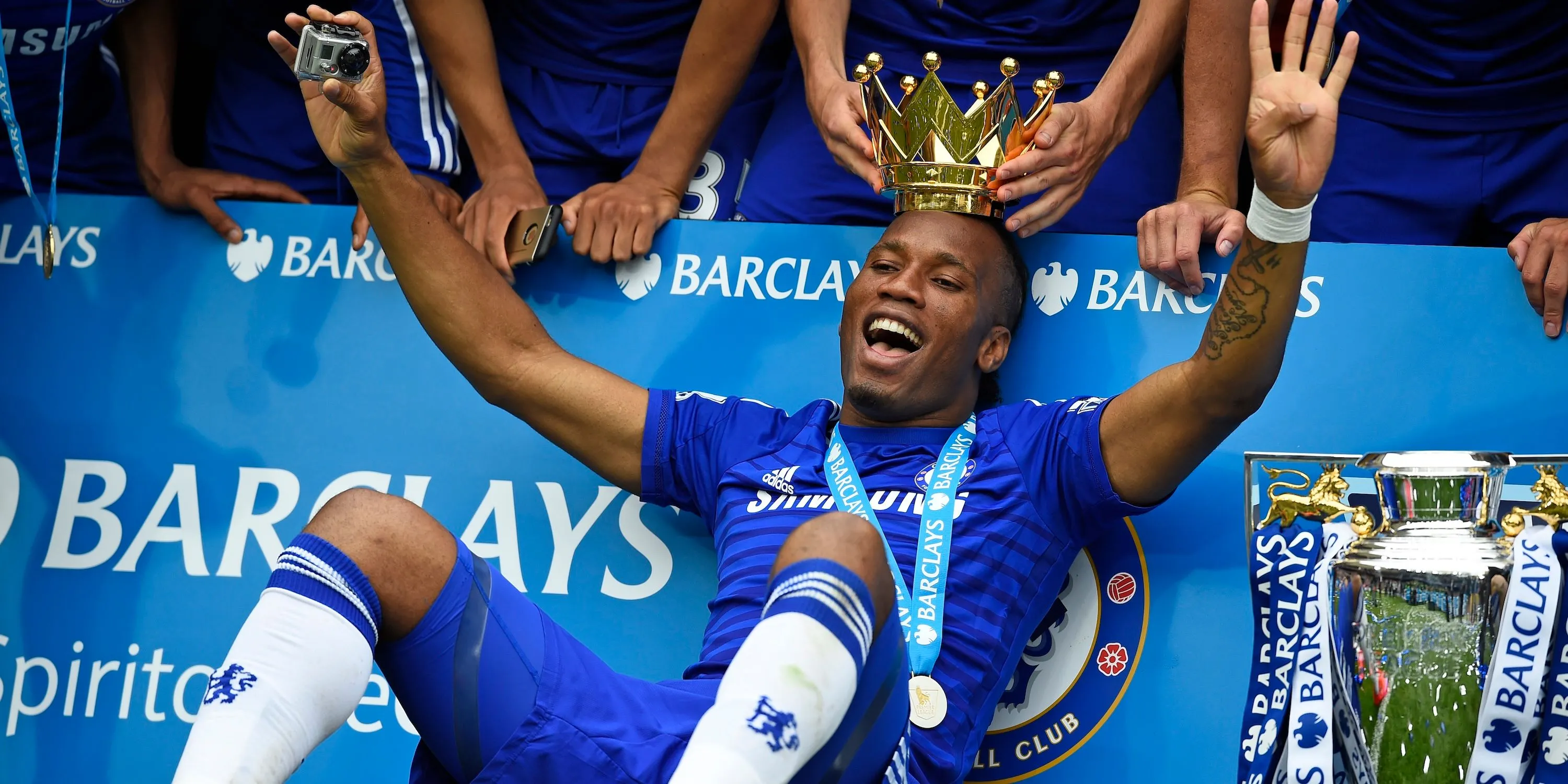 Huyền thoại Didier Drogba cùng chiếc cúp Premier League, biểu tượng chiến thắng của Chelsea.