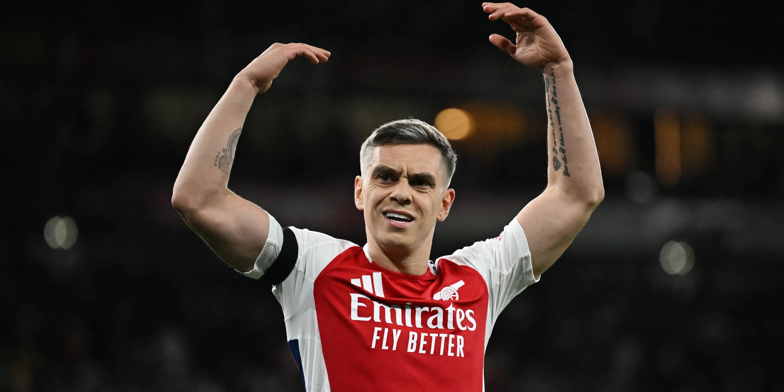 Leandro Trossard, mục tiêu chuyển nhượng của Aston Villa, trong màu áo Arsenal tham dự Champions League.