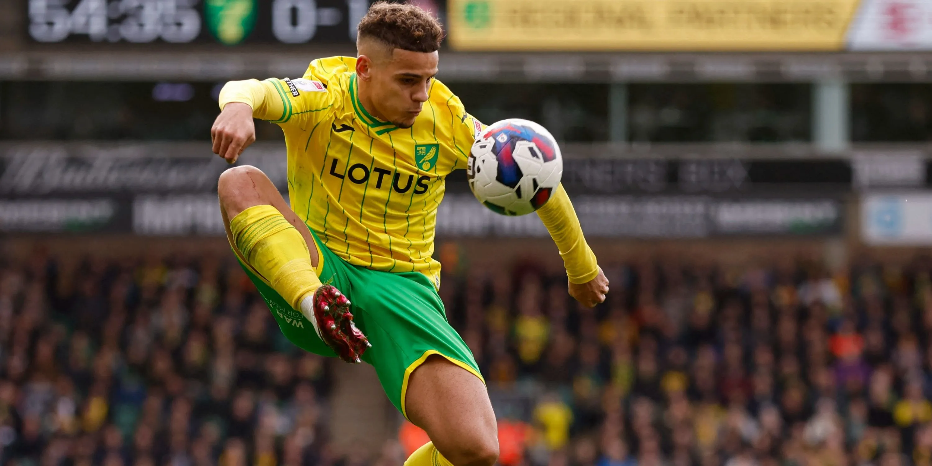 Max Aarons trong màu áo Norwich, thi đấu ở vị trí sở trường hậu vệ phải