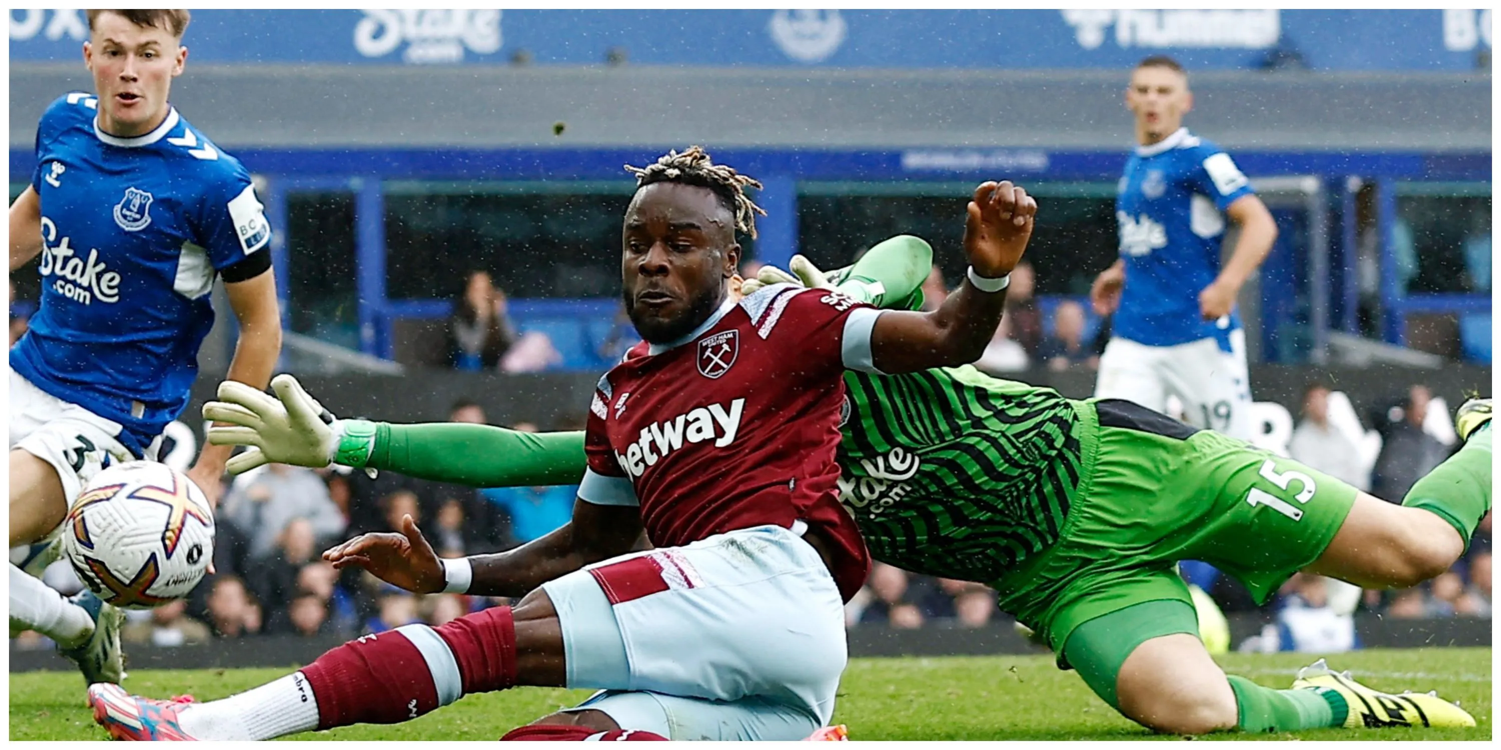 Maxwel Cornet trong màu áo West Ham United, tiền vệ người Bờ Biển Ngà có thể rời câu lạc bộ để tìm kiếm cơ hội ra sân thường xuyên hơn.