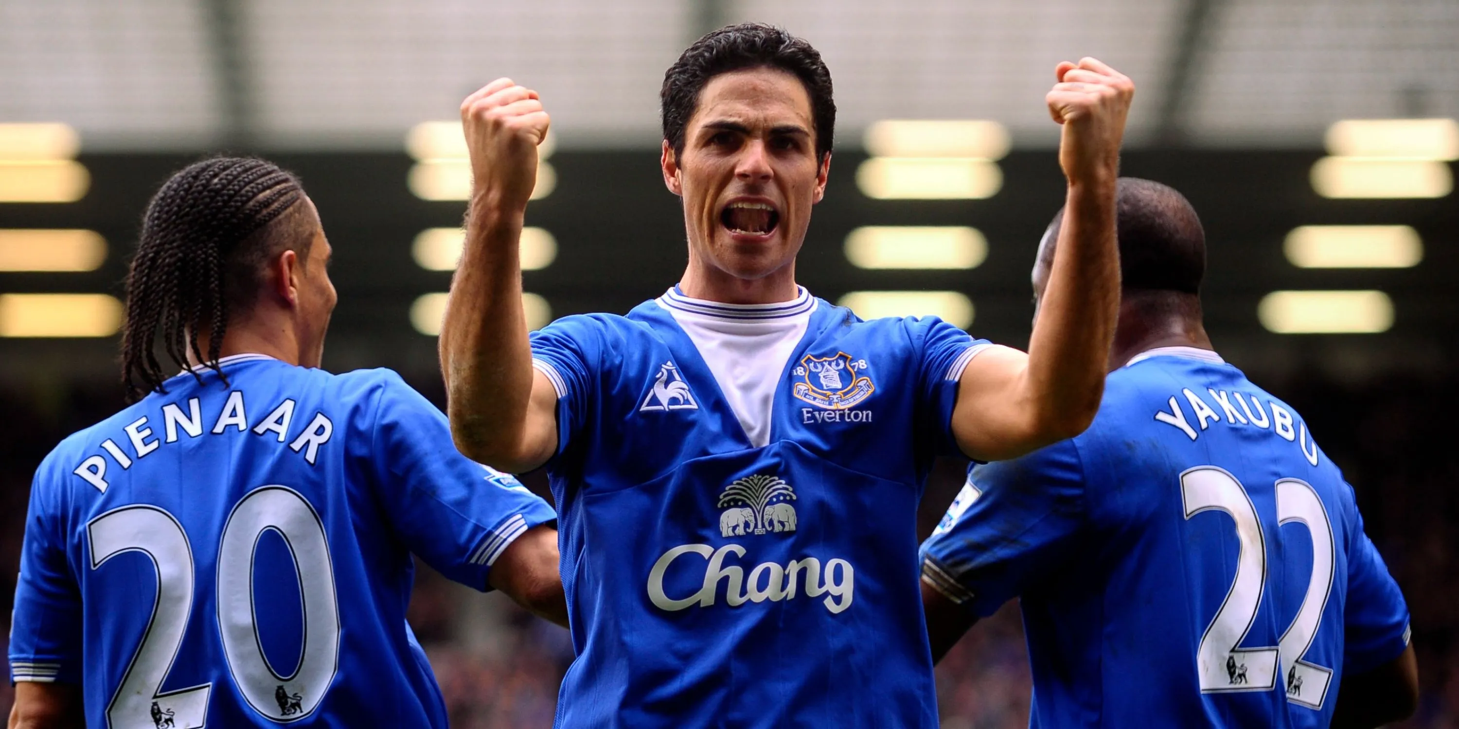 Mikel Arteta cầm bóng trong màu áo Everton, ánh mắt tập trung nhìn về phía trước trên sân cỏ.