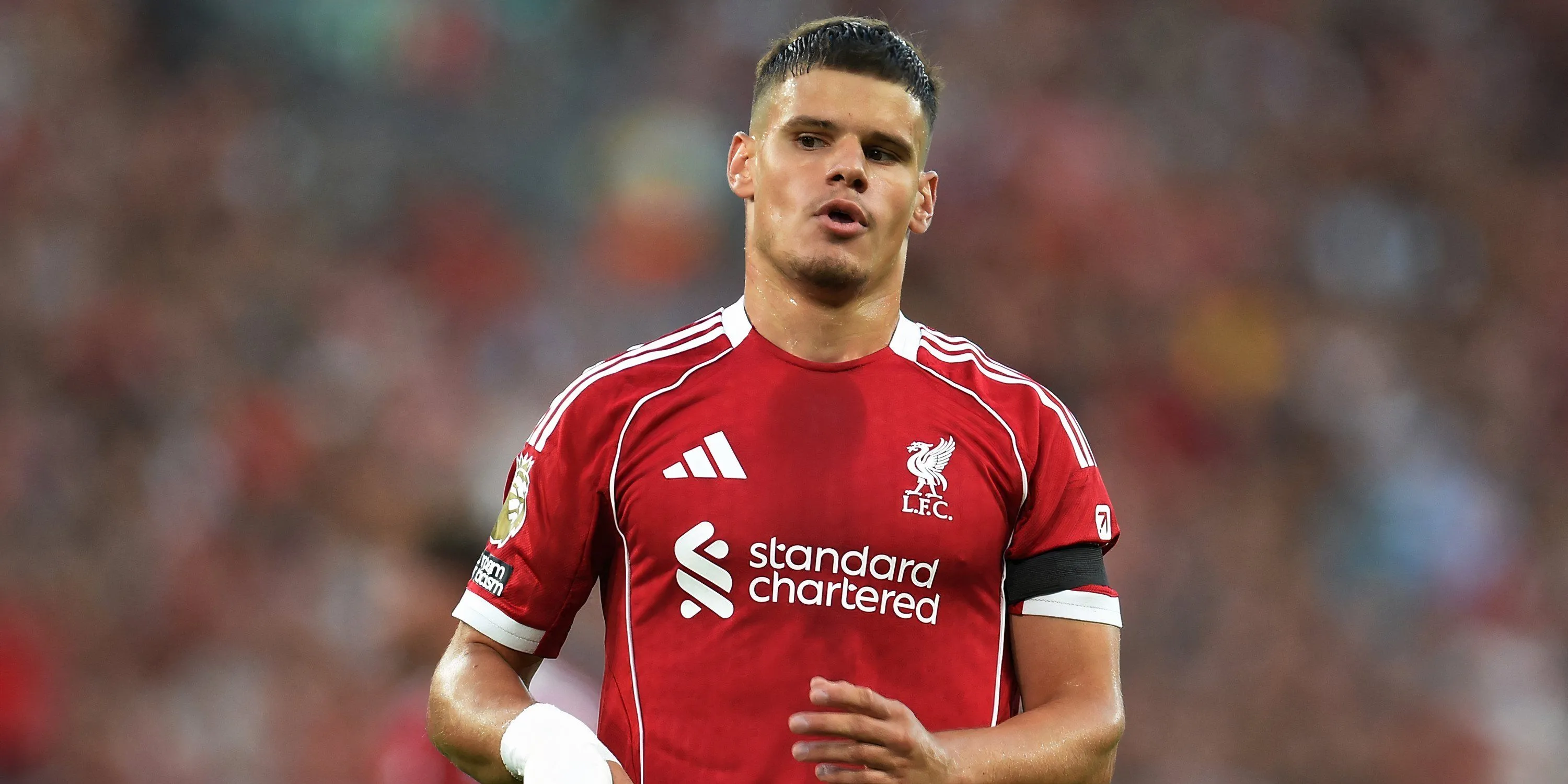 Milos Kerkez thi đấu trong trận ra mắt Liverpool
