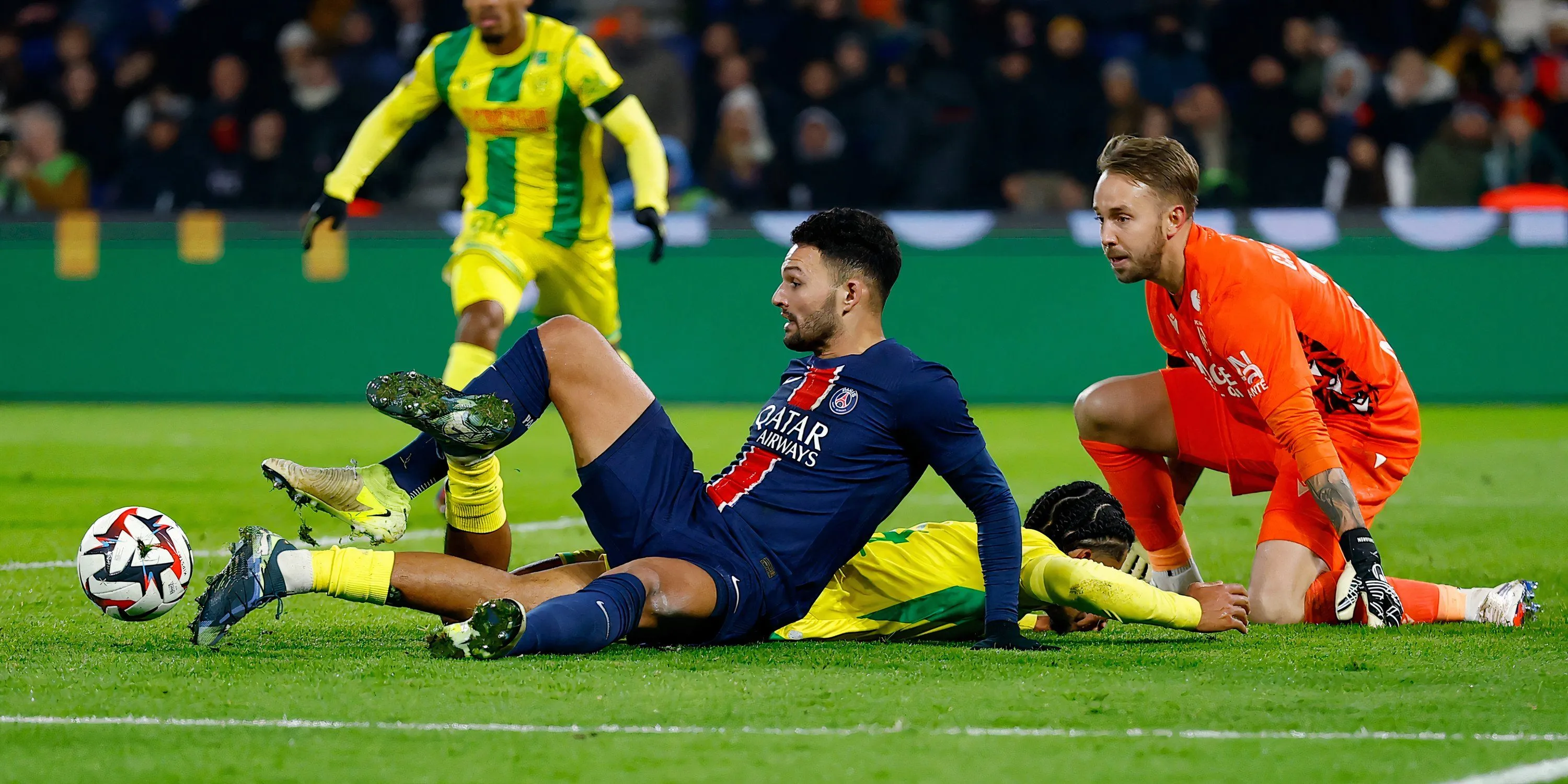 Nathan Zeze trong màu áo Nantes thi đấu trên sân cỏ