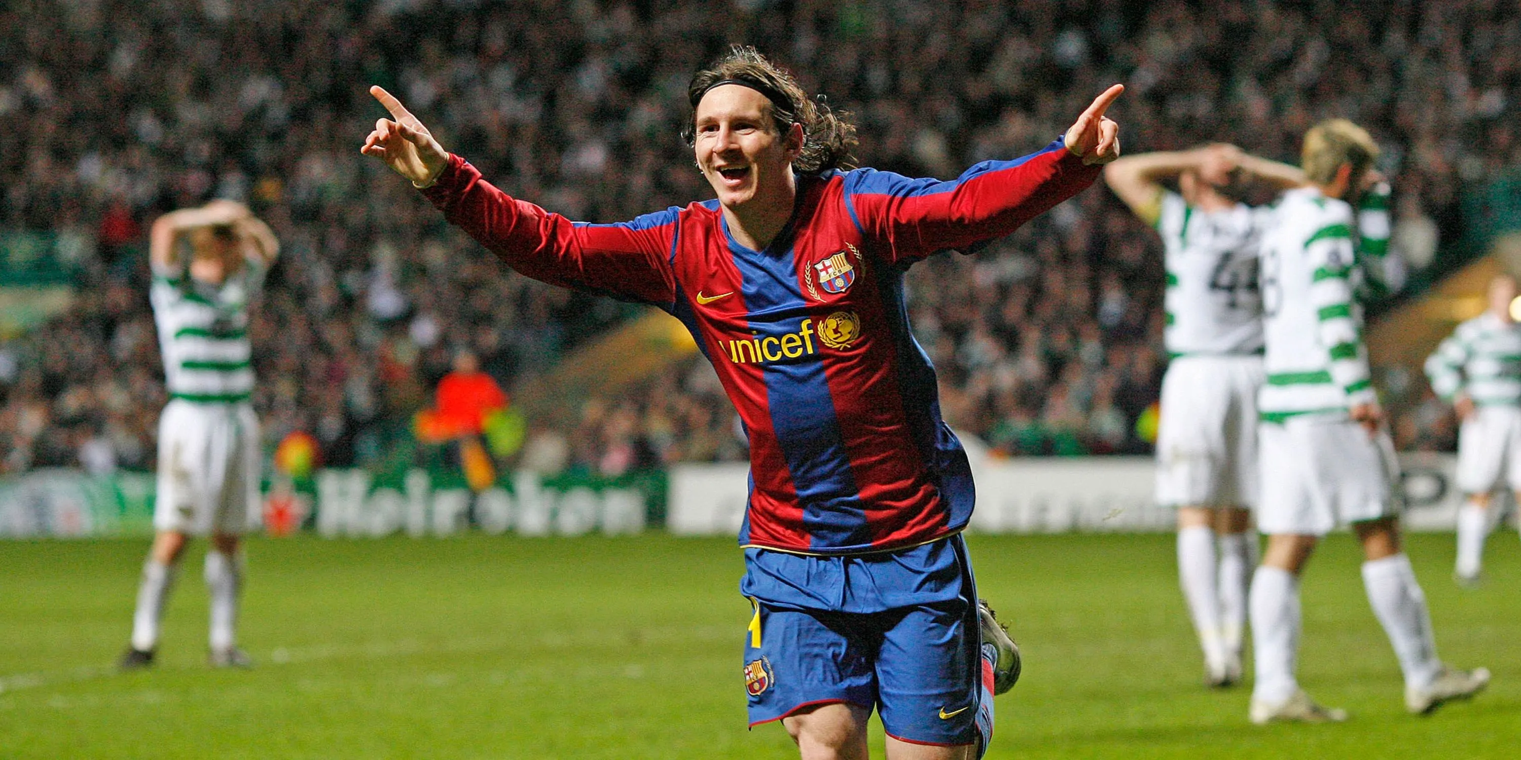 Ngôi sao Lionel Messi trên sân Celtic Park trong một trận đấu Champions League của Barcelona.