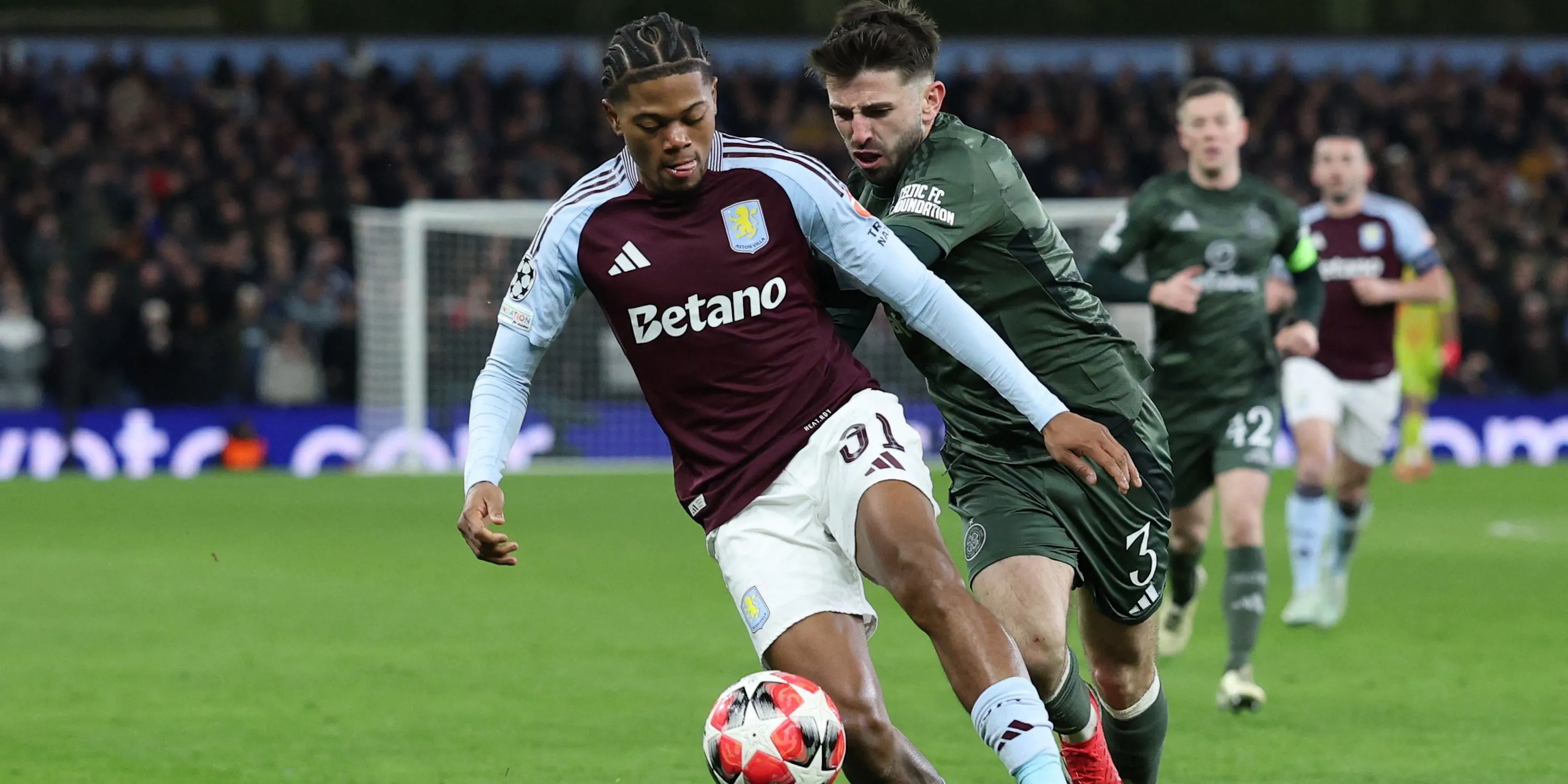 Tiền đạo Leon Bailey của Aston Villa trong pha tranh chấp bóng với Greg Taylor của Celtic