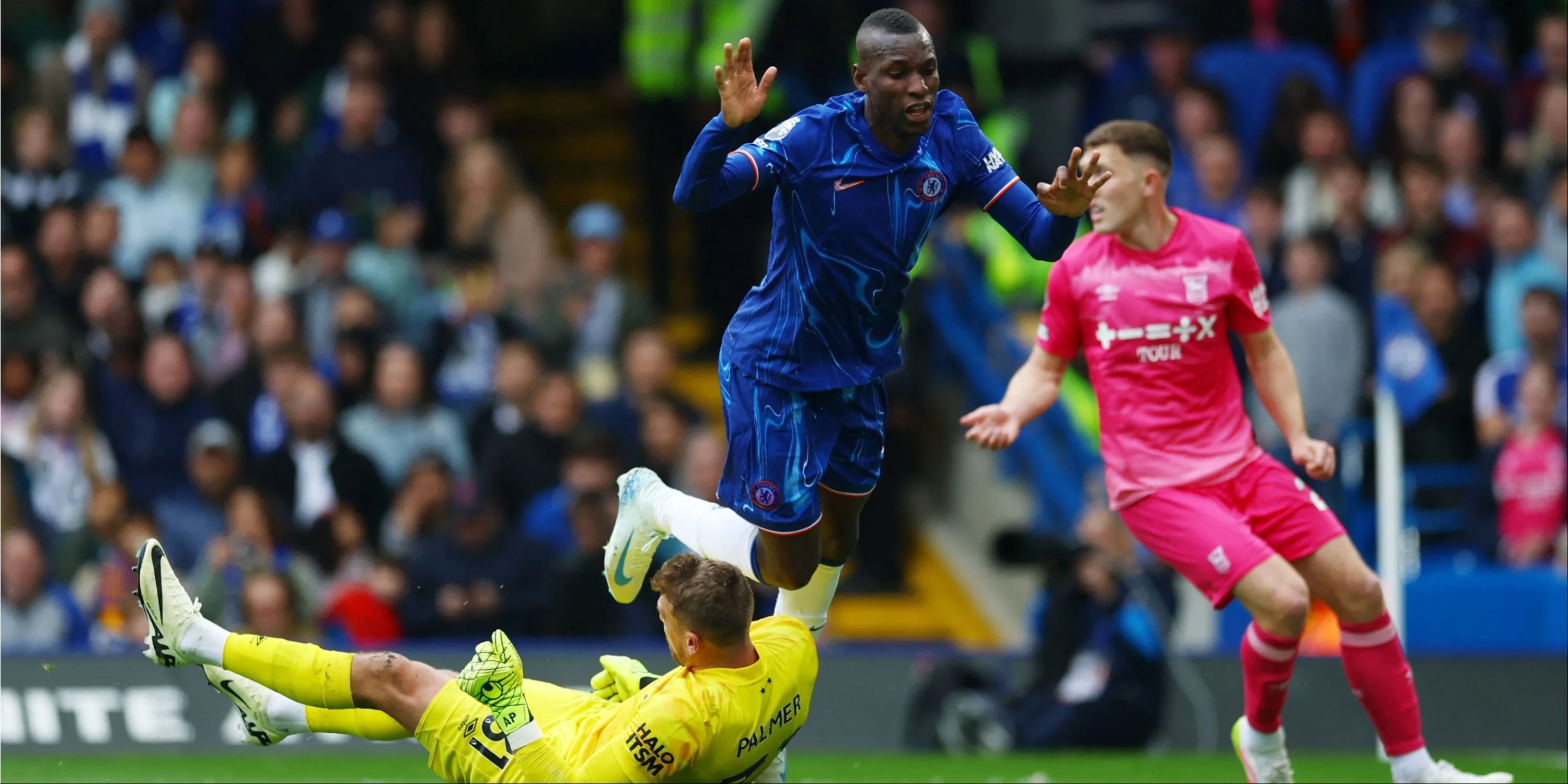 Tiền đạo Nicolas Jackson của Chelsea trên sân cỏ, người đang mong muốn gia nhập Aston Villa.