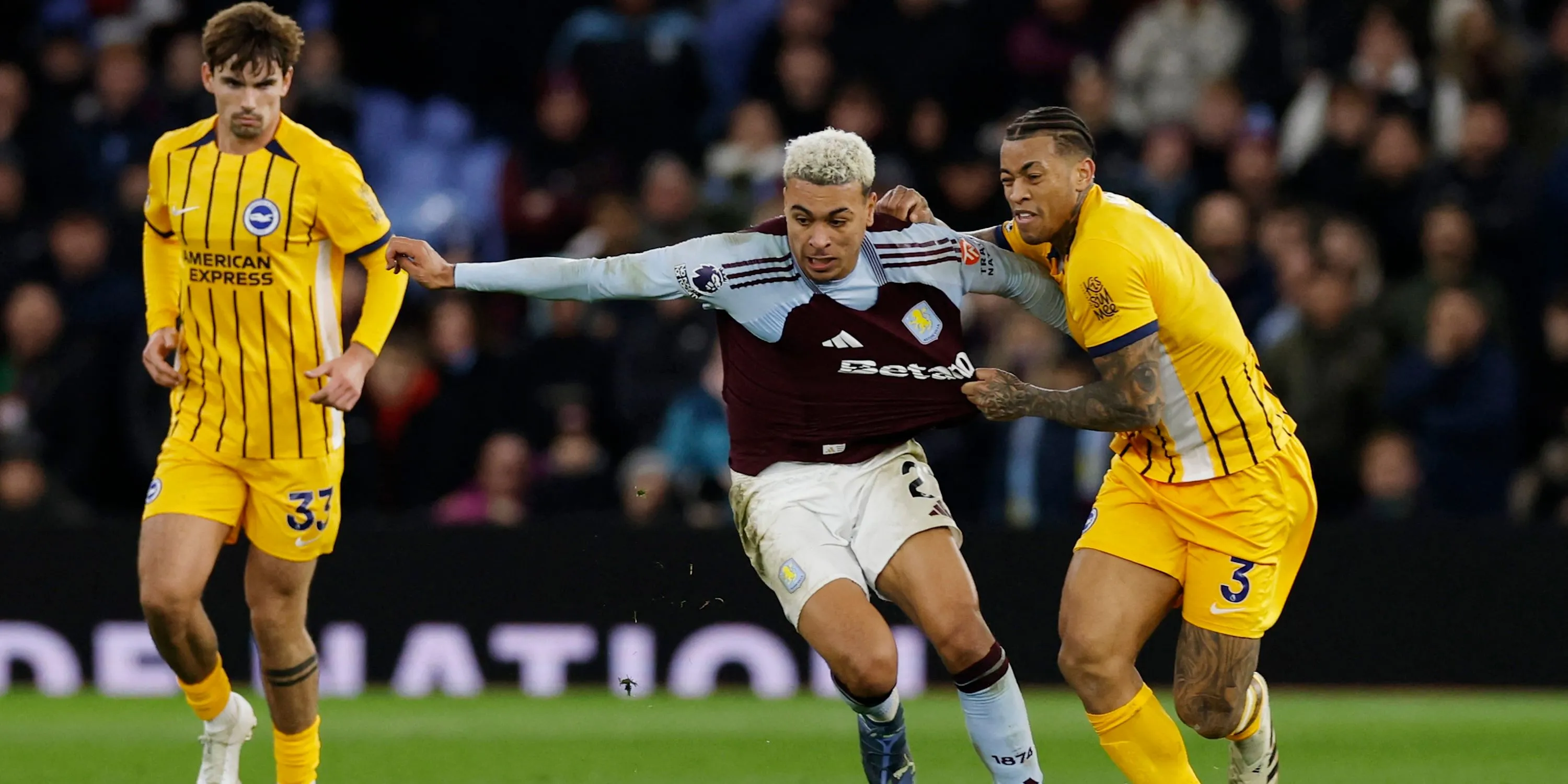 Tiền vệ Morgan Rogers của Aston Villa trong pha tranh chấp với Igor Julio của Brighton