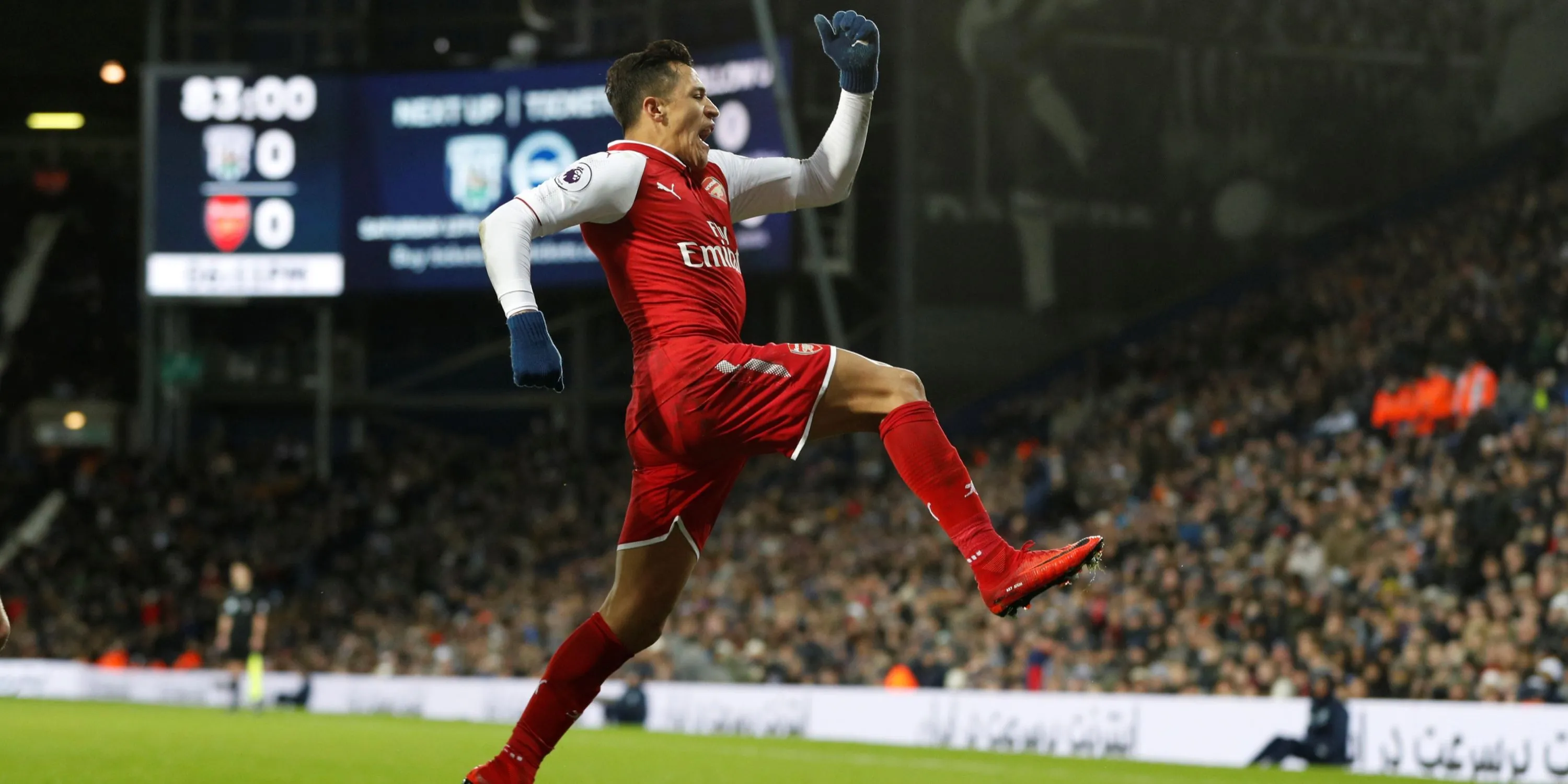 Alexis Sanchez trong màu áo Arsenal, biểu tượng của sự bùng nổ và khát khao chiến thắng.
