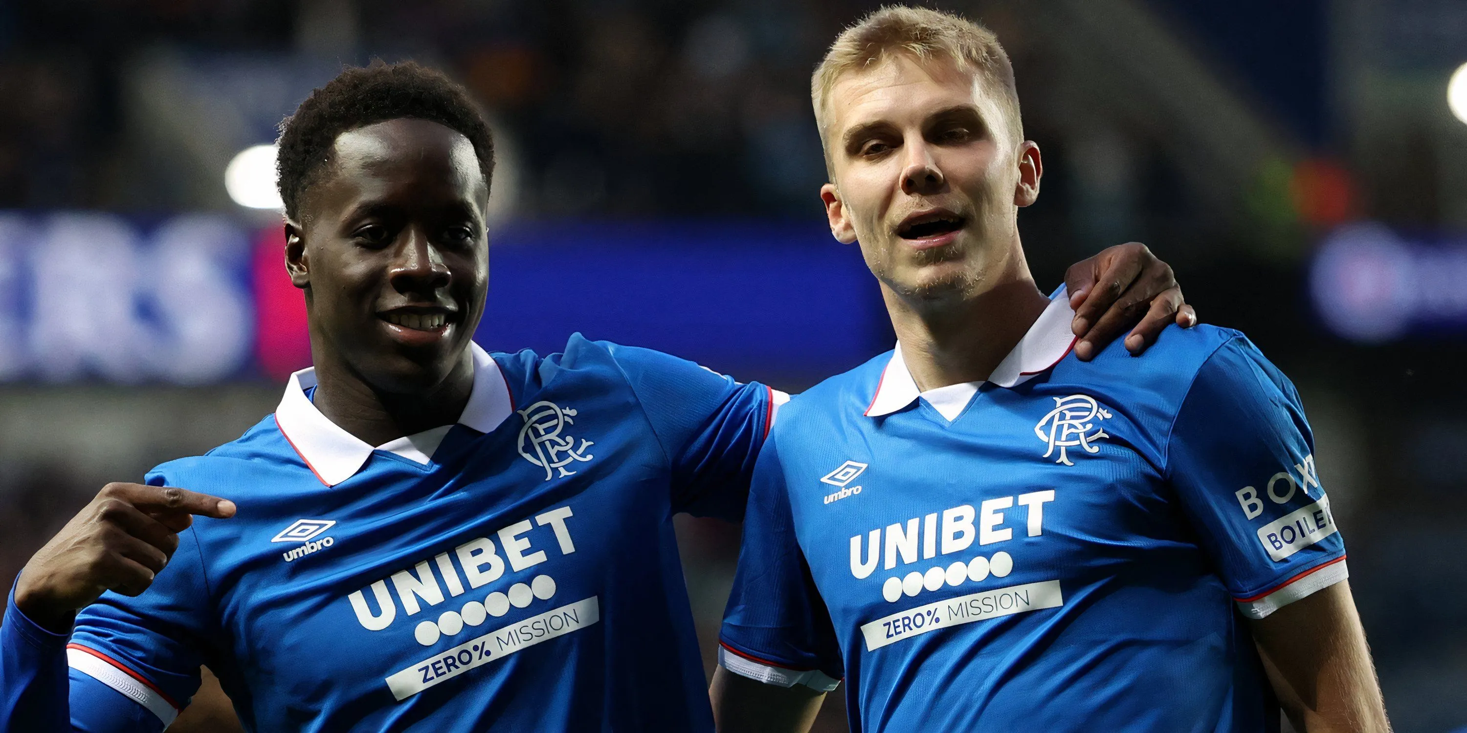 Djeidi Gassama và Oliver Antman của Rangers ăn mừng một bàn thắng, thể hiện tinh thần đồng đội và sự kết nối trên sân.