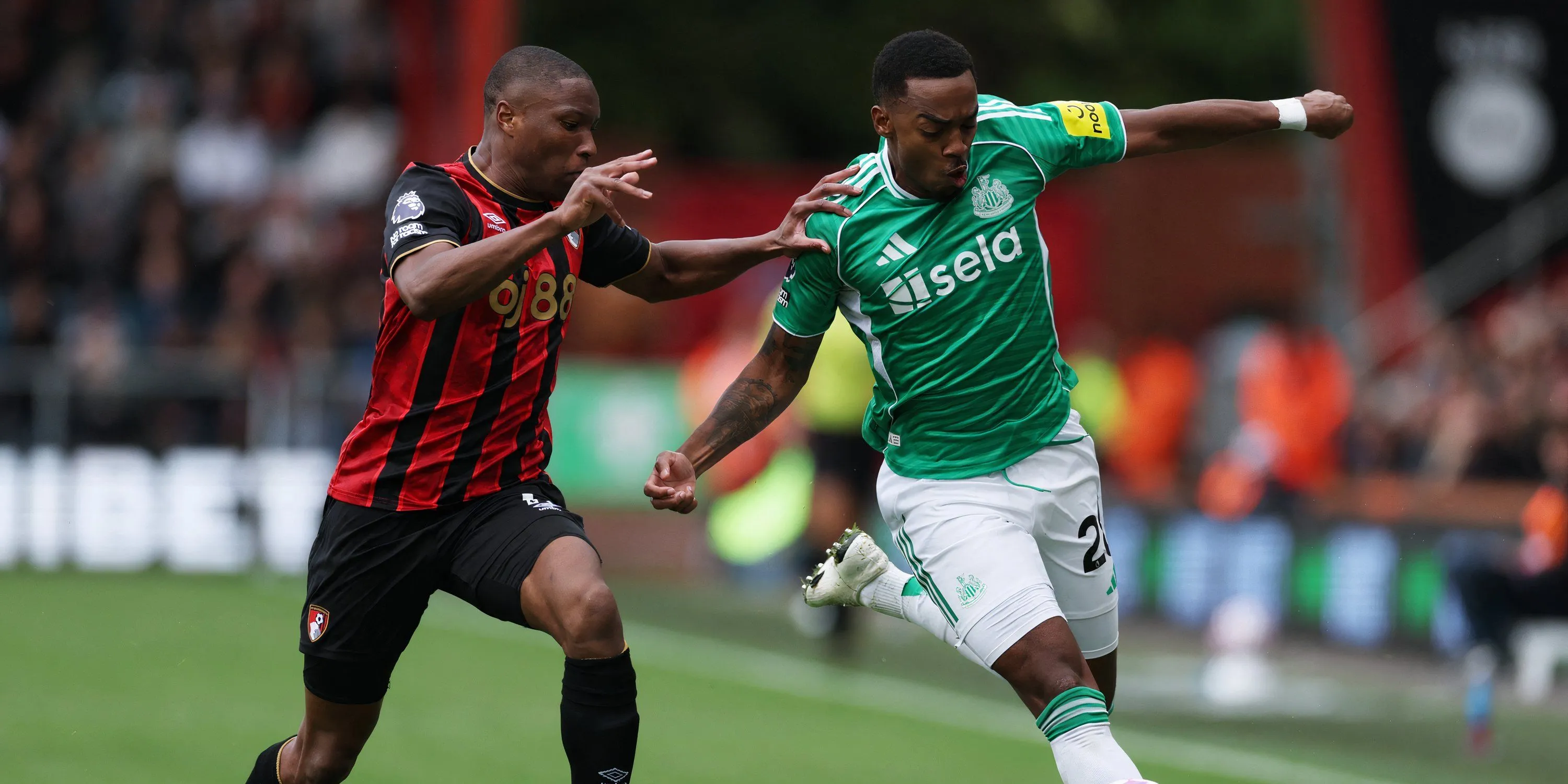 Joe Willock thể hiện sự thất vọng trên sân cỏ vì phong độ không như ý