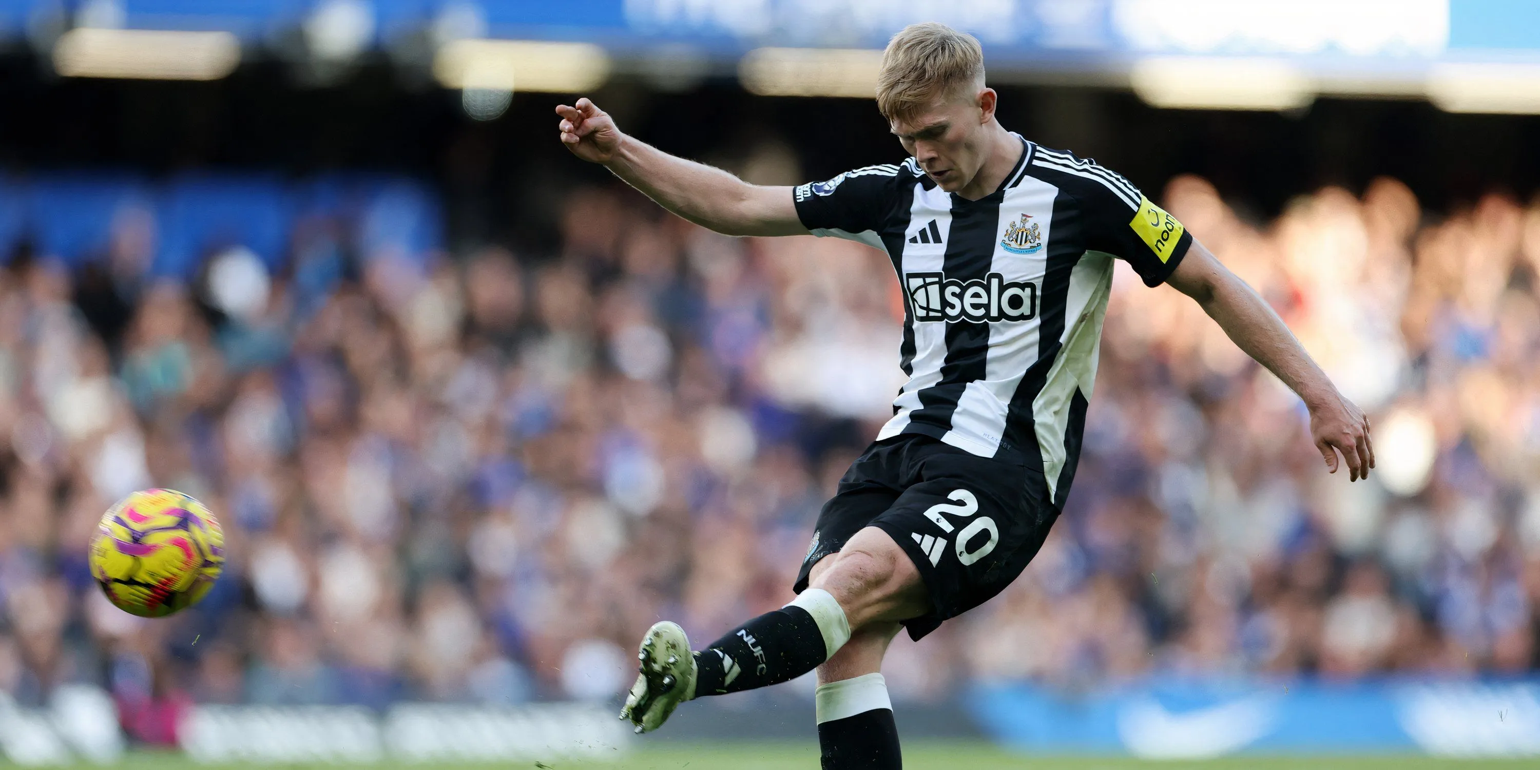 Lewis Hall của Newcastle United thực hiện đường chuyền trên sân