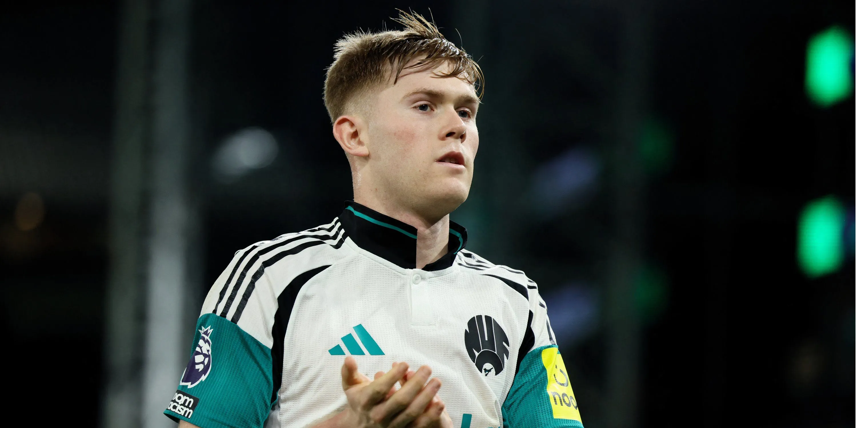 Lewis Hall trong màu áo Newcastle United thi đấu trên sân