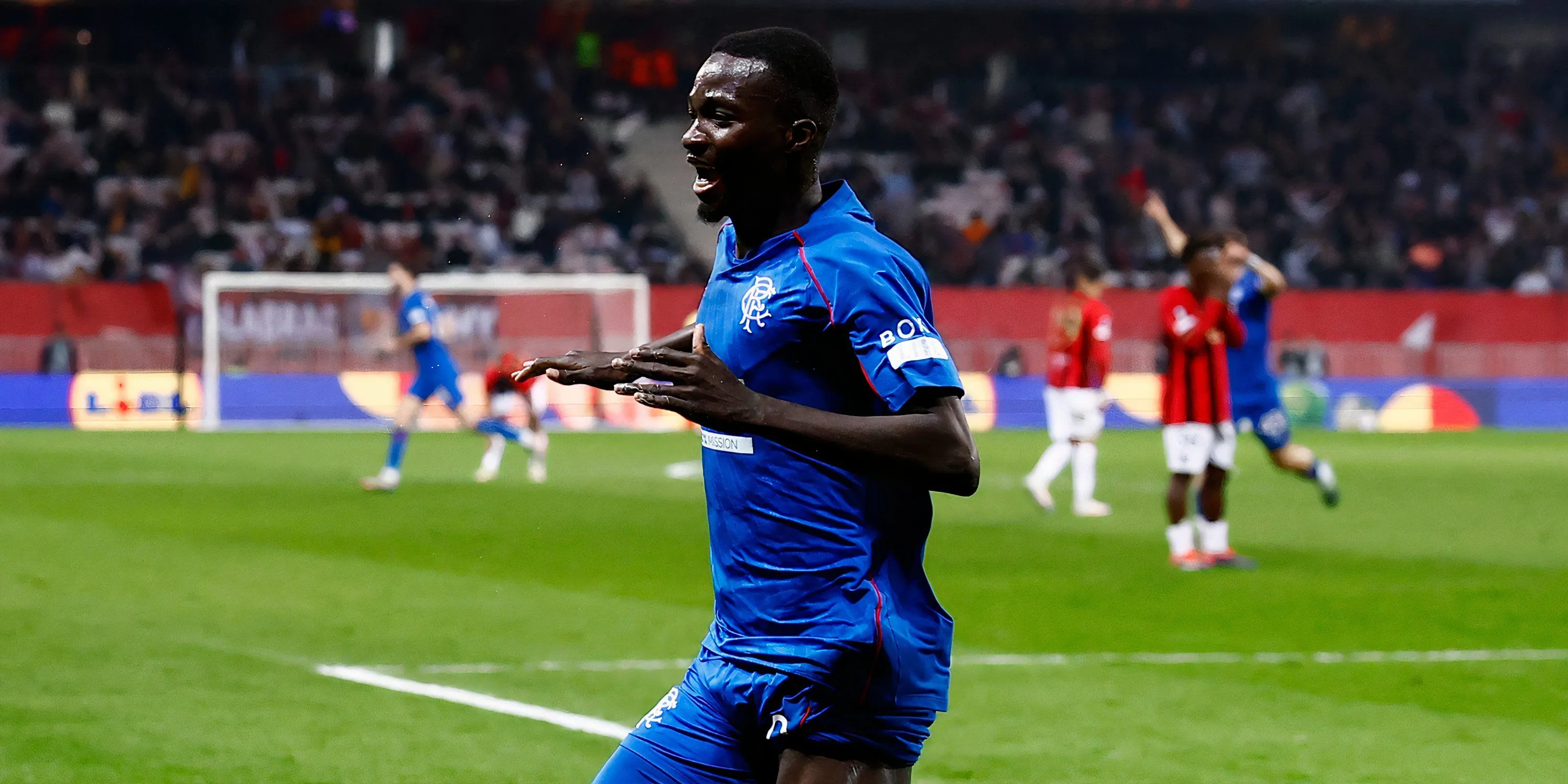 Mohamed Diomande thi đấu trong trận đấu ở Europa League cho Rangers, thu hút sự chú ý từ các CLB lớn