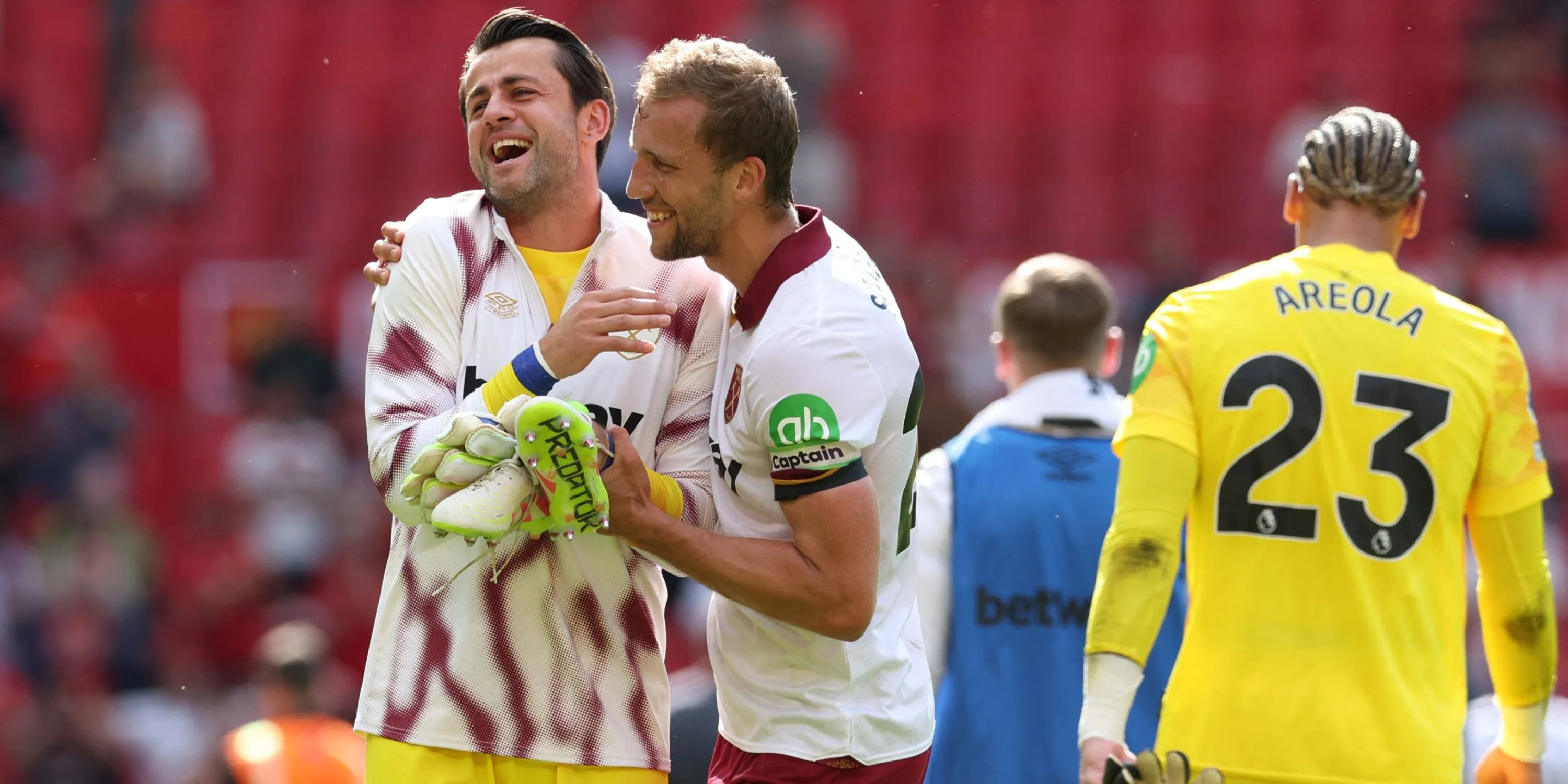Thủ môn Lukasz Fabianski trong màu áo West Ham United, biểu tượng của kinh nghiệm và sự đáng tin cậy
