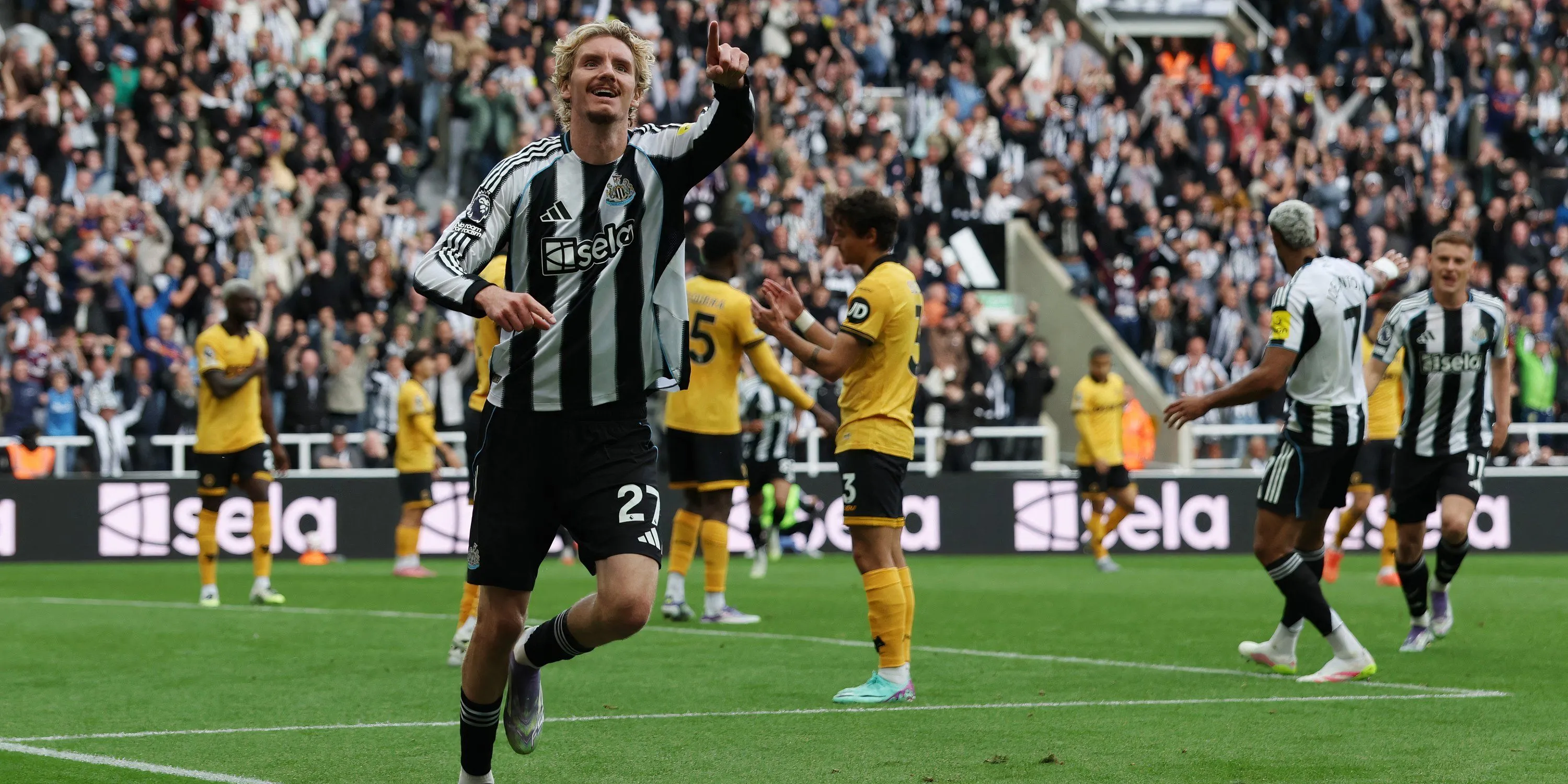 Tiền đạo Nick Woltemade của Newcastle United cố gắng đột phá