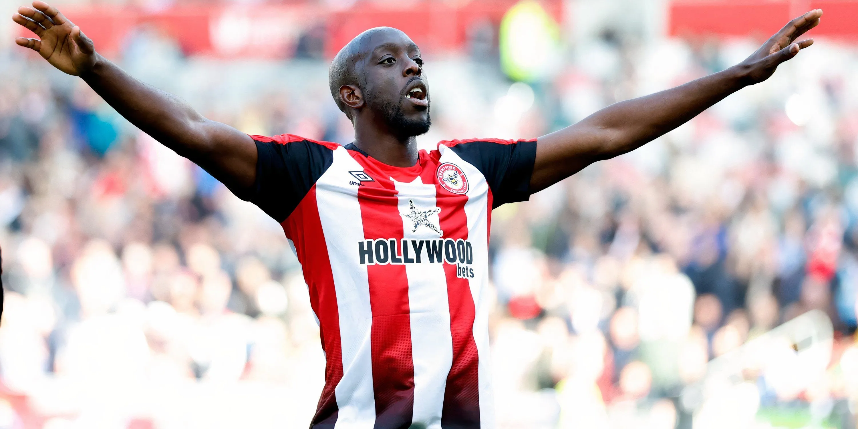Tiền đạo Yoane Wissa của Brentford trên sân cỏ