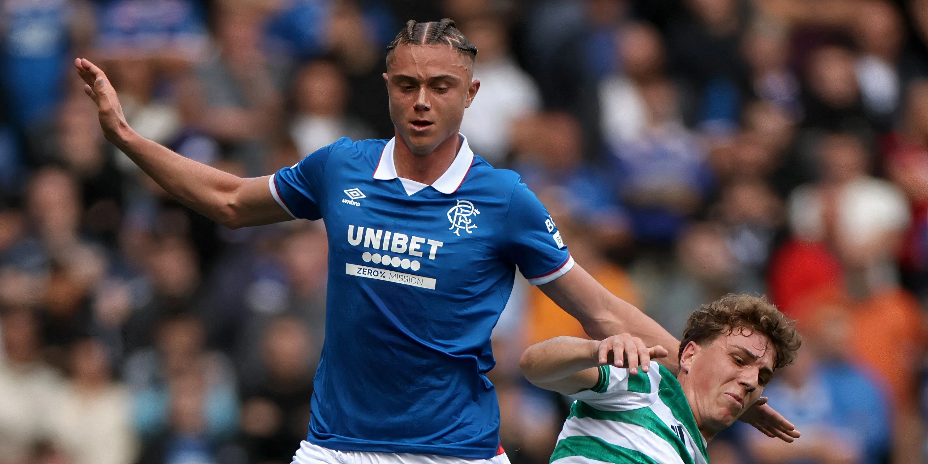 Tiền vệ Thelo Aasgaard trong bộ trang phục thi đấu của Rangers, chuẩn bị cho một mùa giải mới với nhiều kỳ vọng.