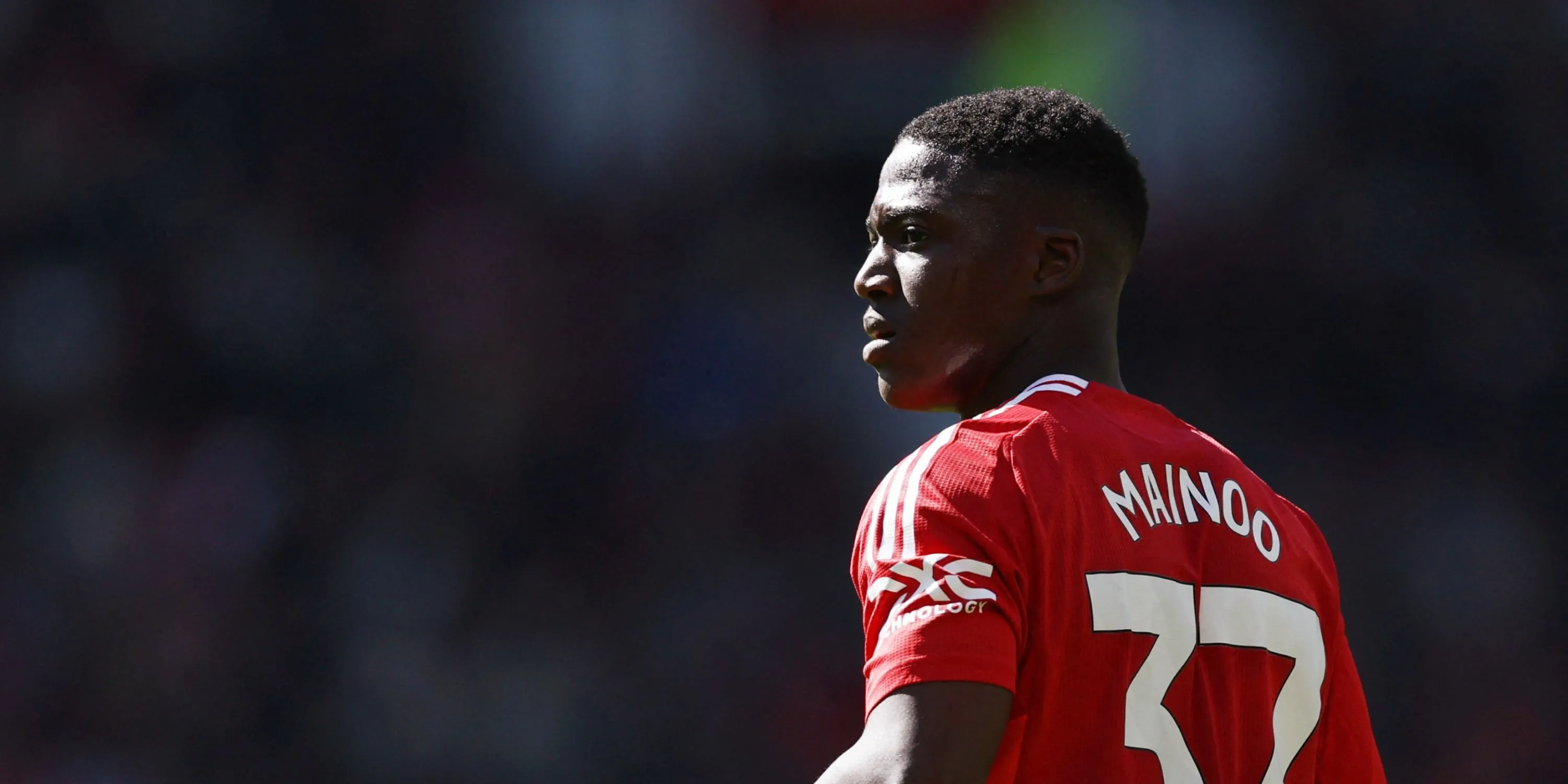 Tiền vệ trẻ Kobbie Mainoo của Manchester United trong một khoảnh khắc trên sân, người đang tìm lại suất đá chính dưới thời HLV mới.