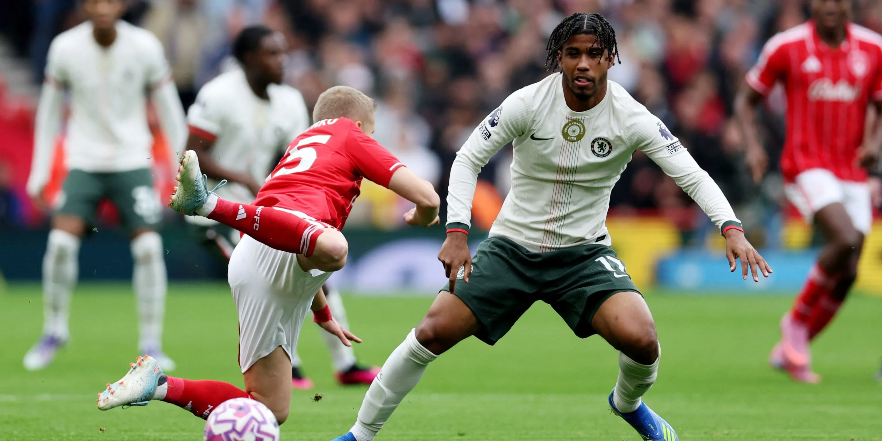 Andrey Santos thất thế khi đối đầu Nottingham Forest