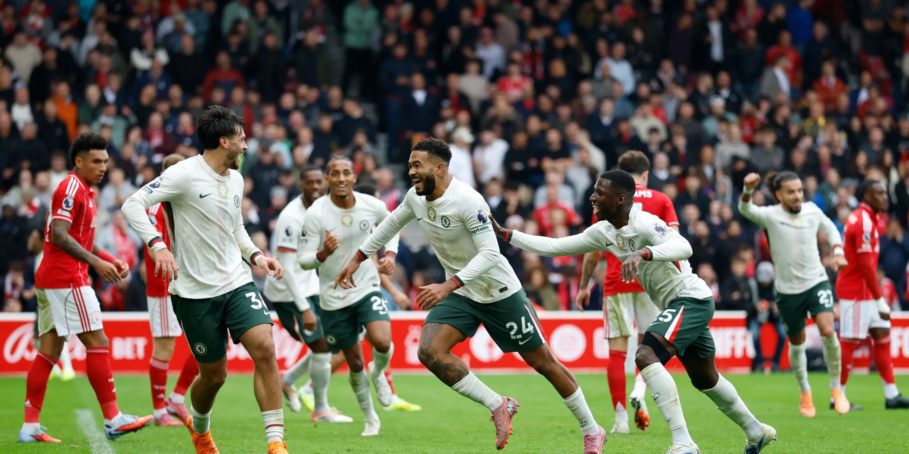 Ảnh cầu thủ Chelsea ăn mừng sau chiến thắng trước Ajax, thể hiện phong độ tấn công mạnh mẽ của đội