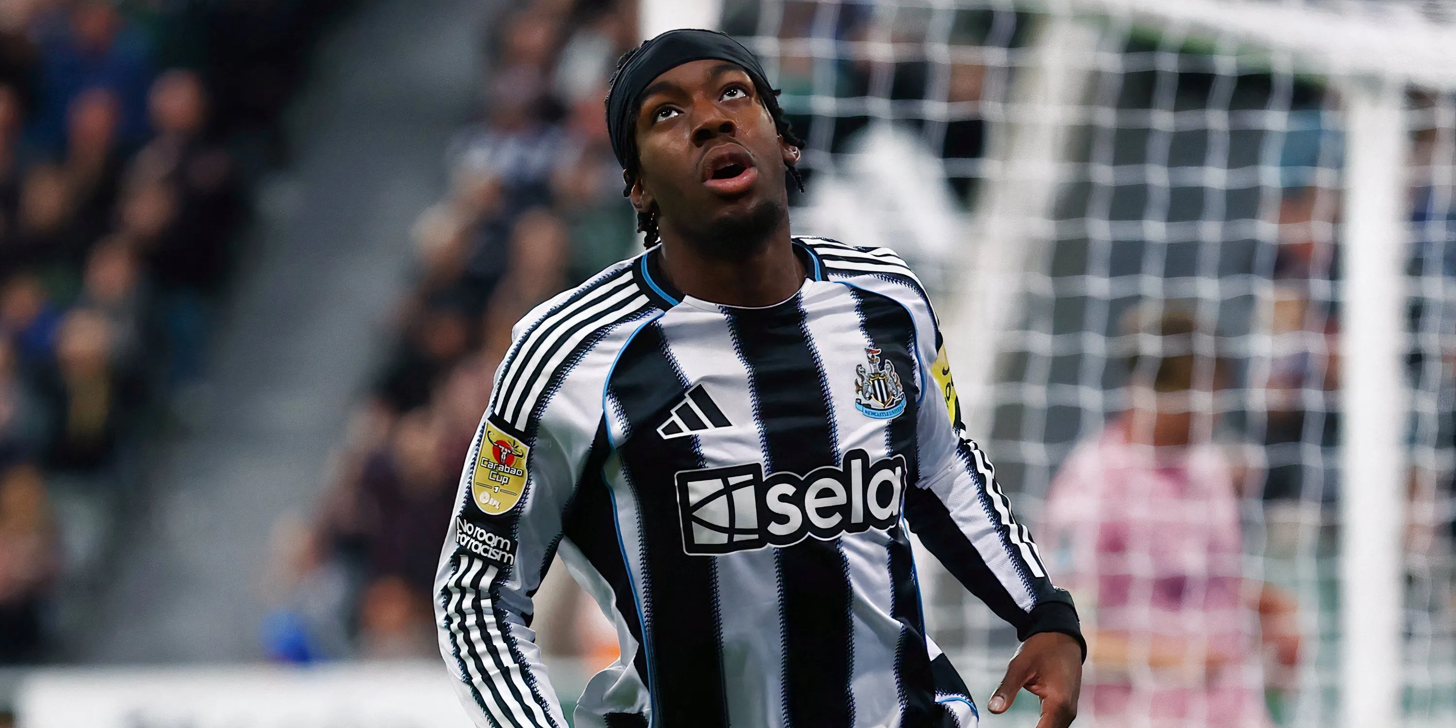 Anthony Elanga đang đi bóng cho Newcastle