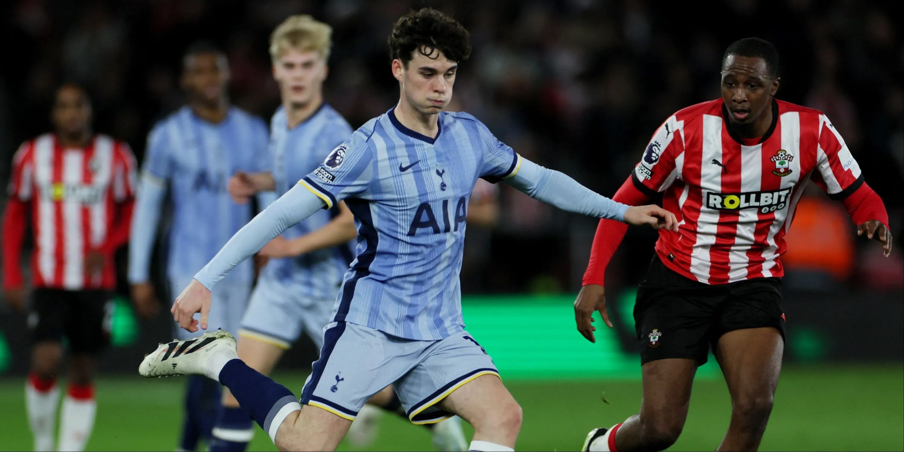 Archie Gray thi đấu đa năng cho Tottenham ở mùa giải 2025/26