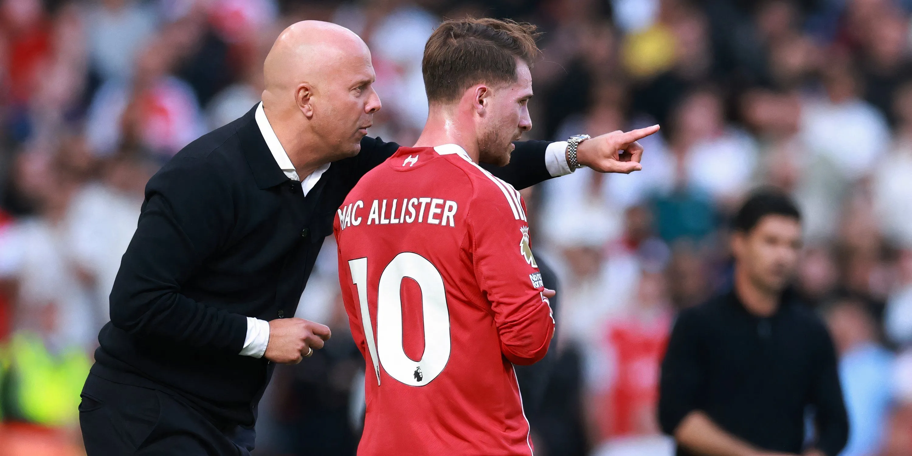Arne Slot trao đổi chiến thuật với Alexis Mac Allister trên sân tập của Liverpool